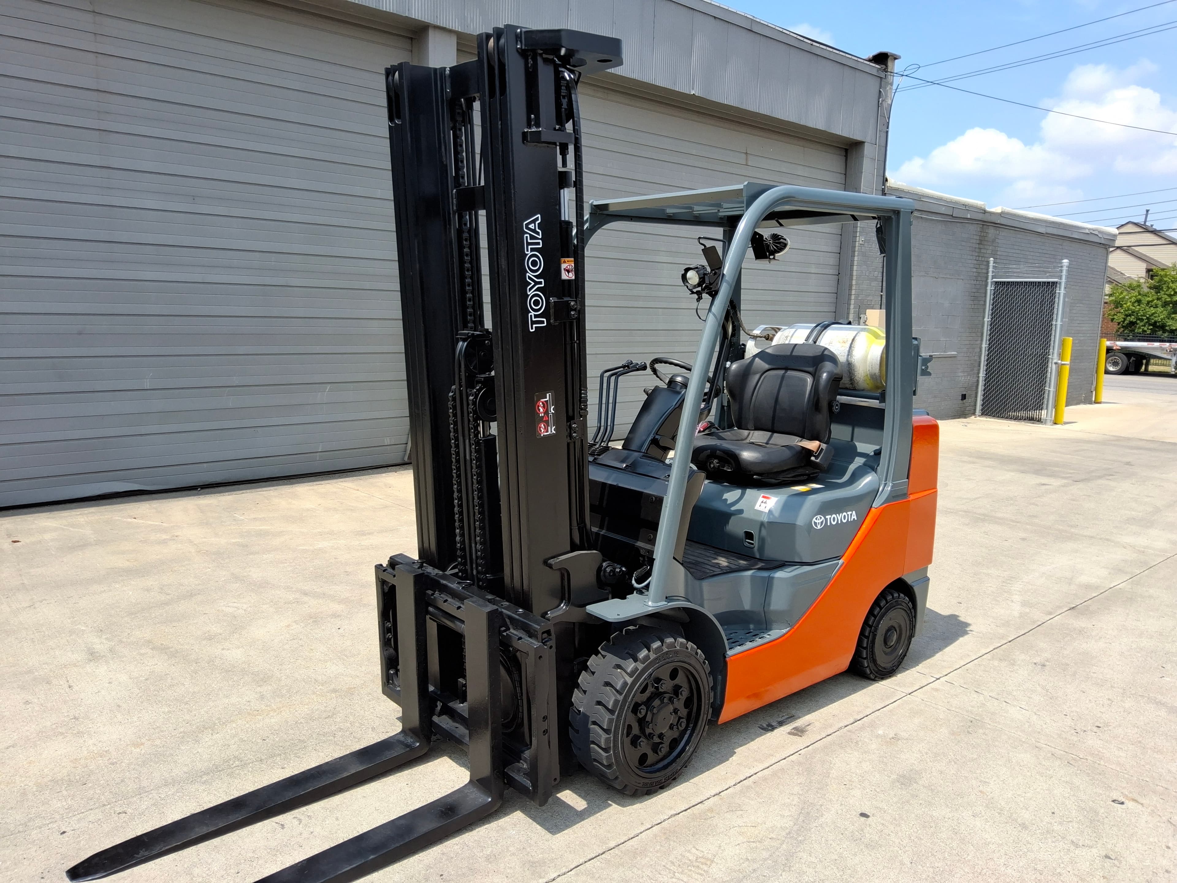 2016 Toyota Model: 8FGCU30 6,000lb Capacity LP Powered Forklift.
