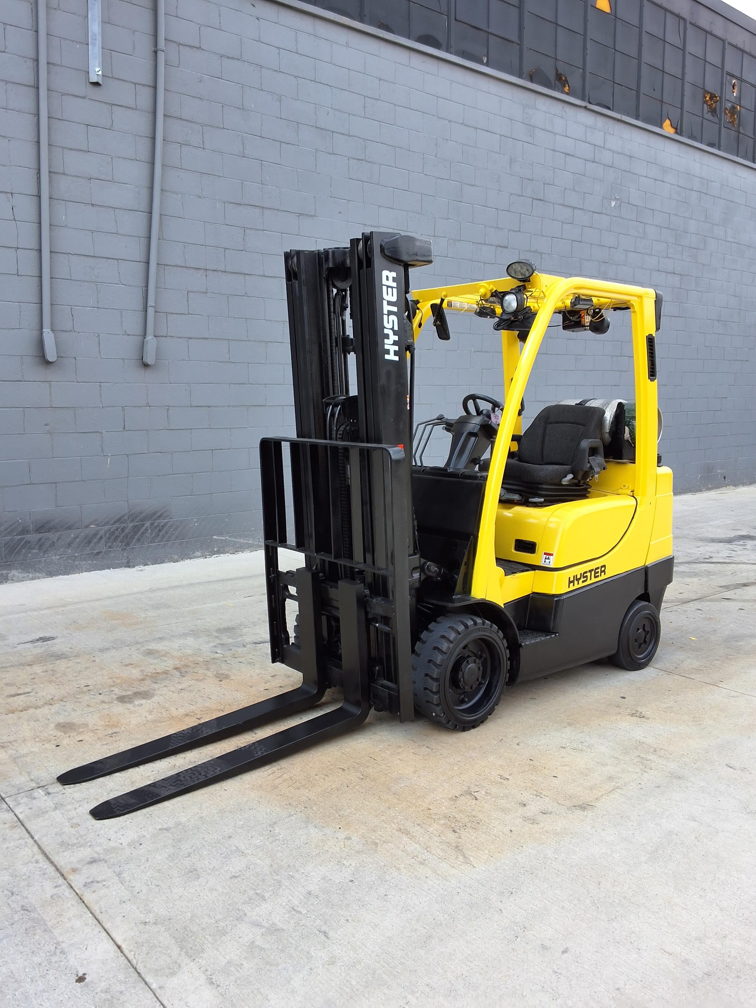2016 Hyster S60FT 6,000LB Capacity. LP Powered Forklift. 3 Stage Mast, 224 hours!