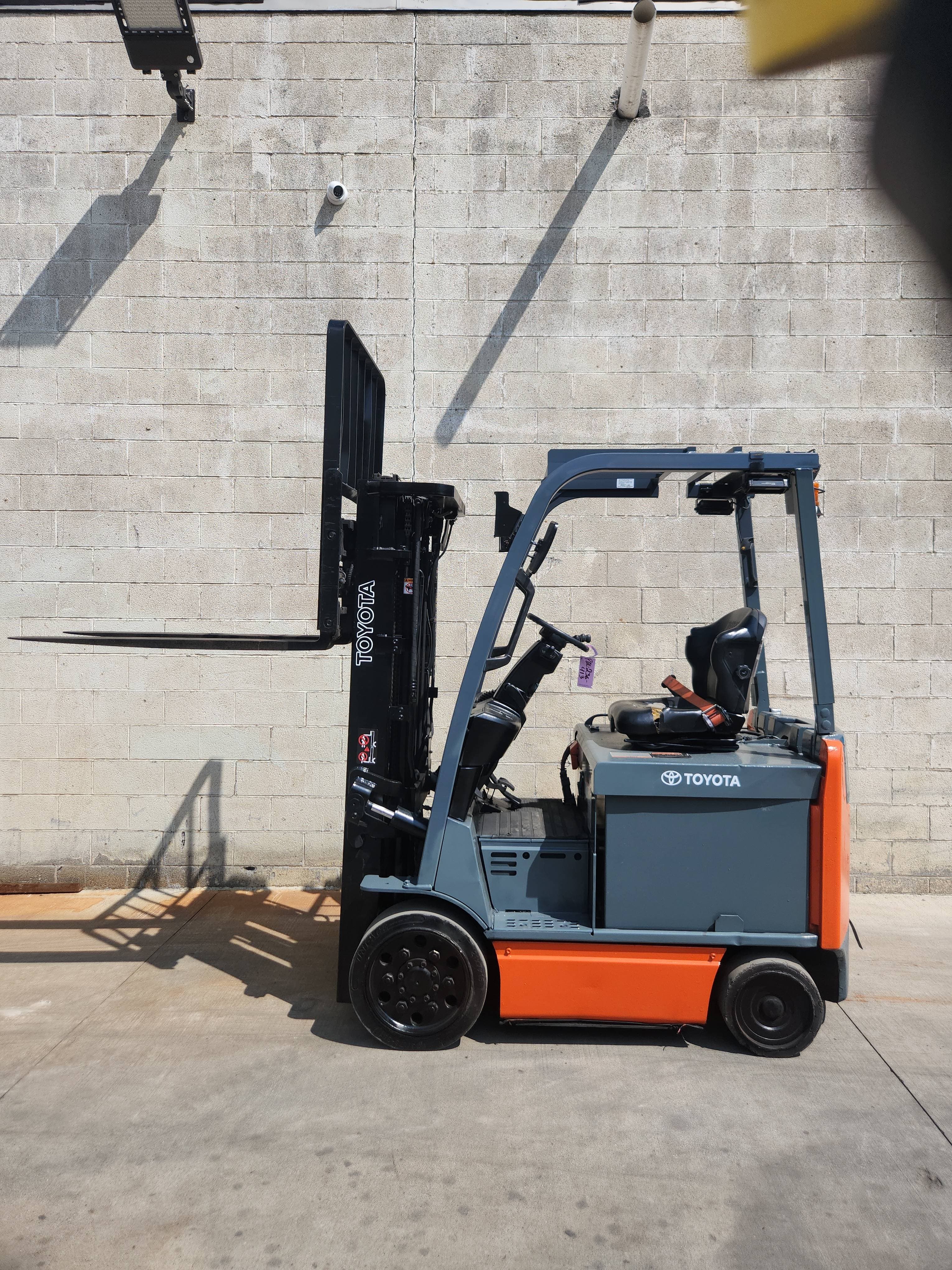 Toyota Model: 8FBCU25 5,000lb Capacity Electric Forklift. 3-Stage Mast