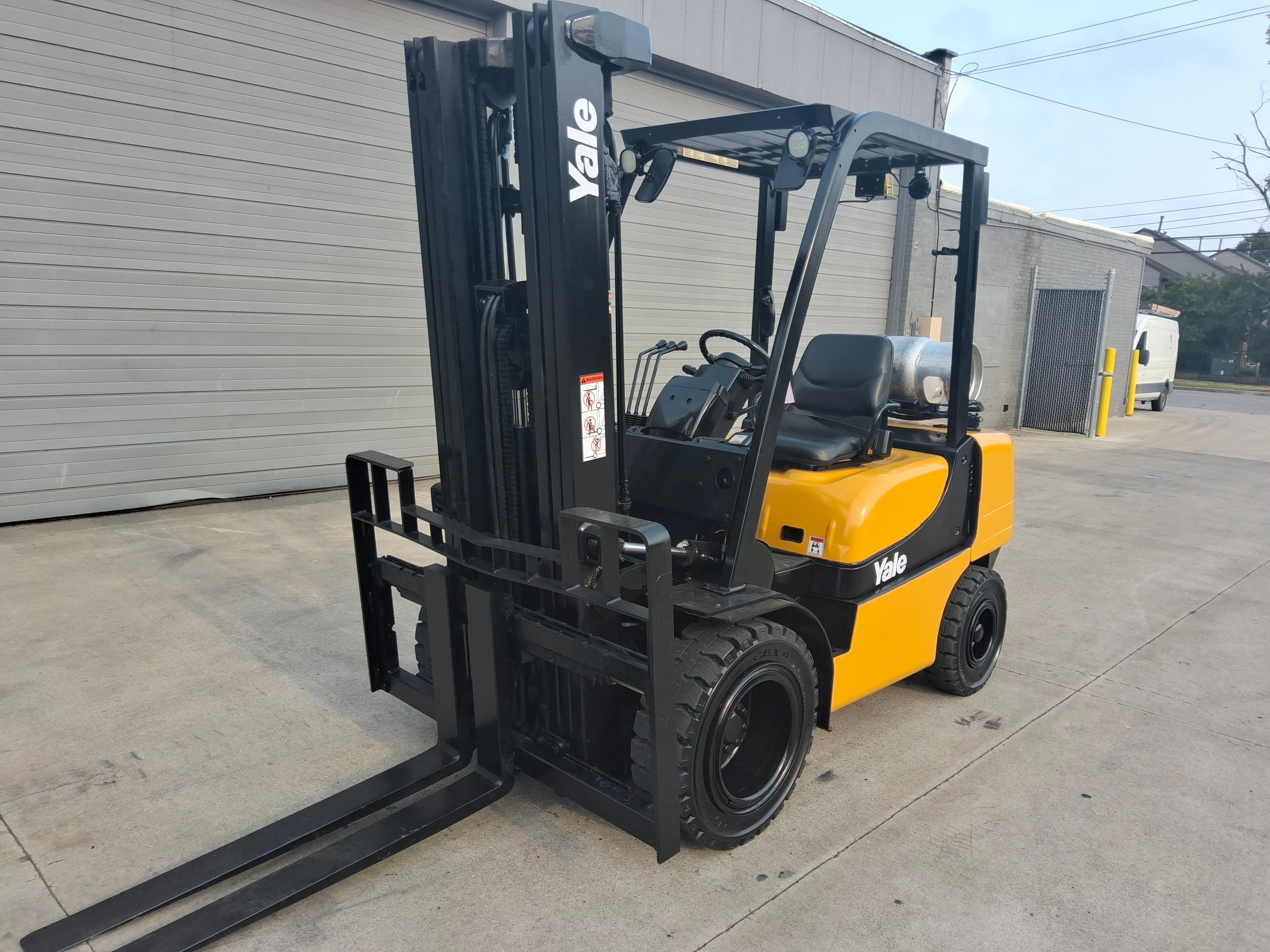 2017 Yale Model: GLP060MXNE 6,000LB LP Powered Forklift. Hours: 8,632