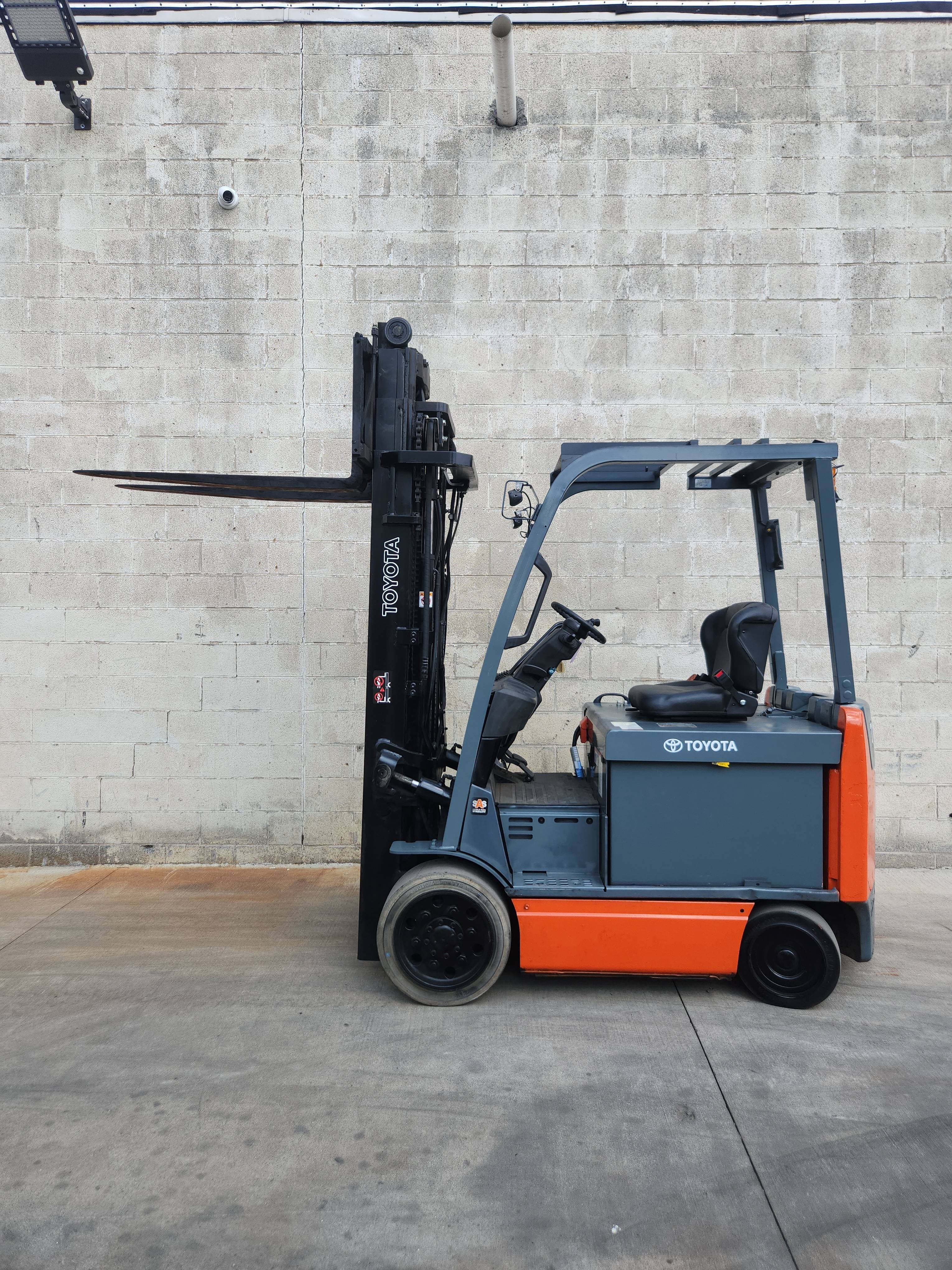 Toyota Model: 8FBCU32 6,500lb Capacity Electric Forklift