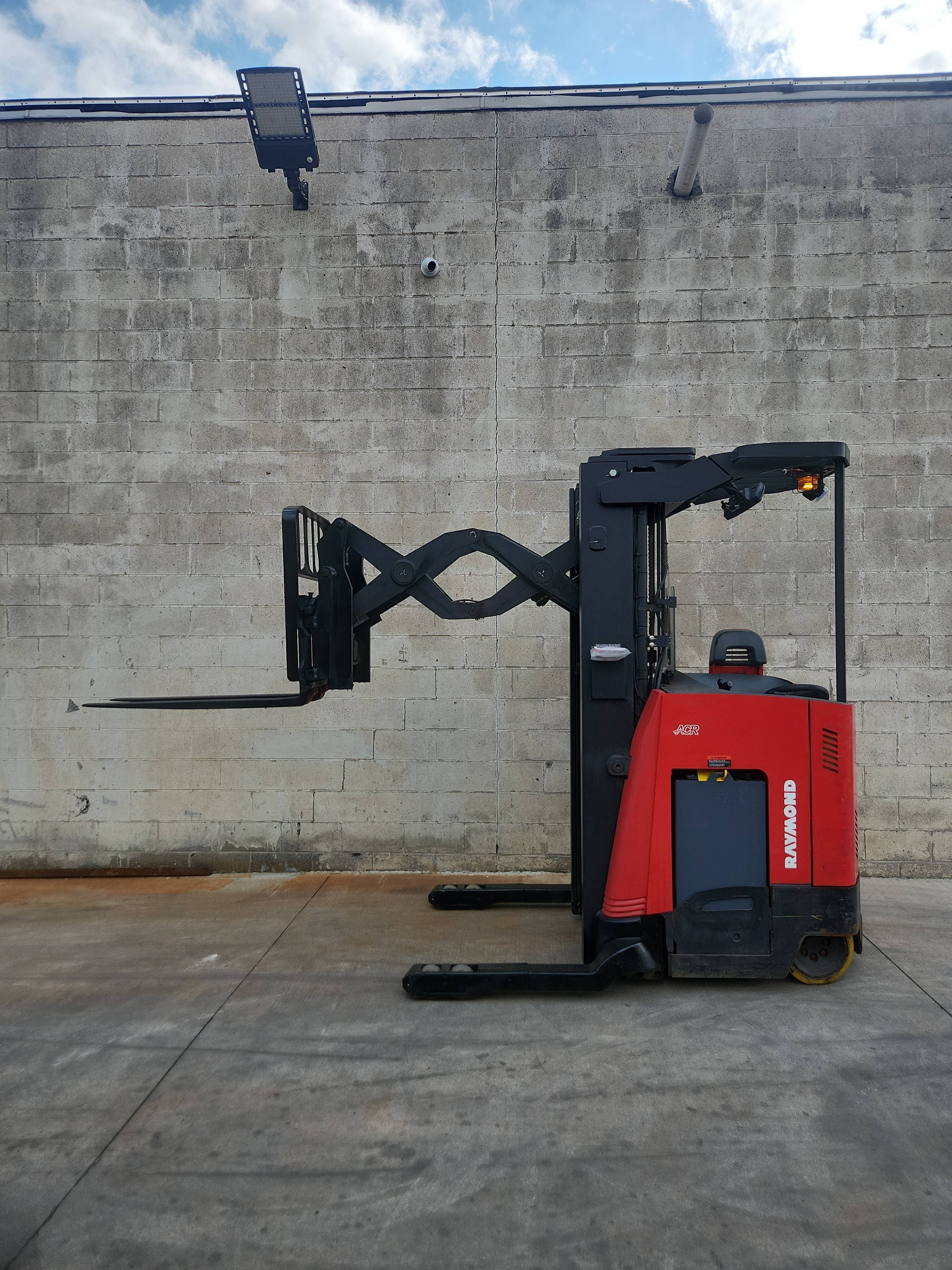 2016 Raymond Model: 730-DR30TT 3,000LB Double Reach Electric Forklift.