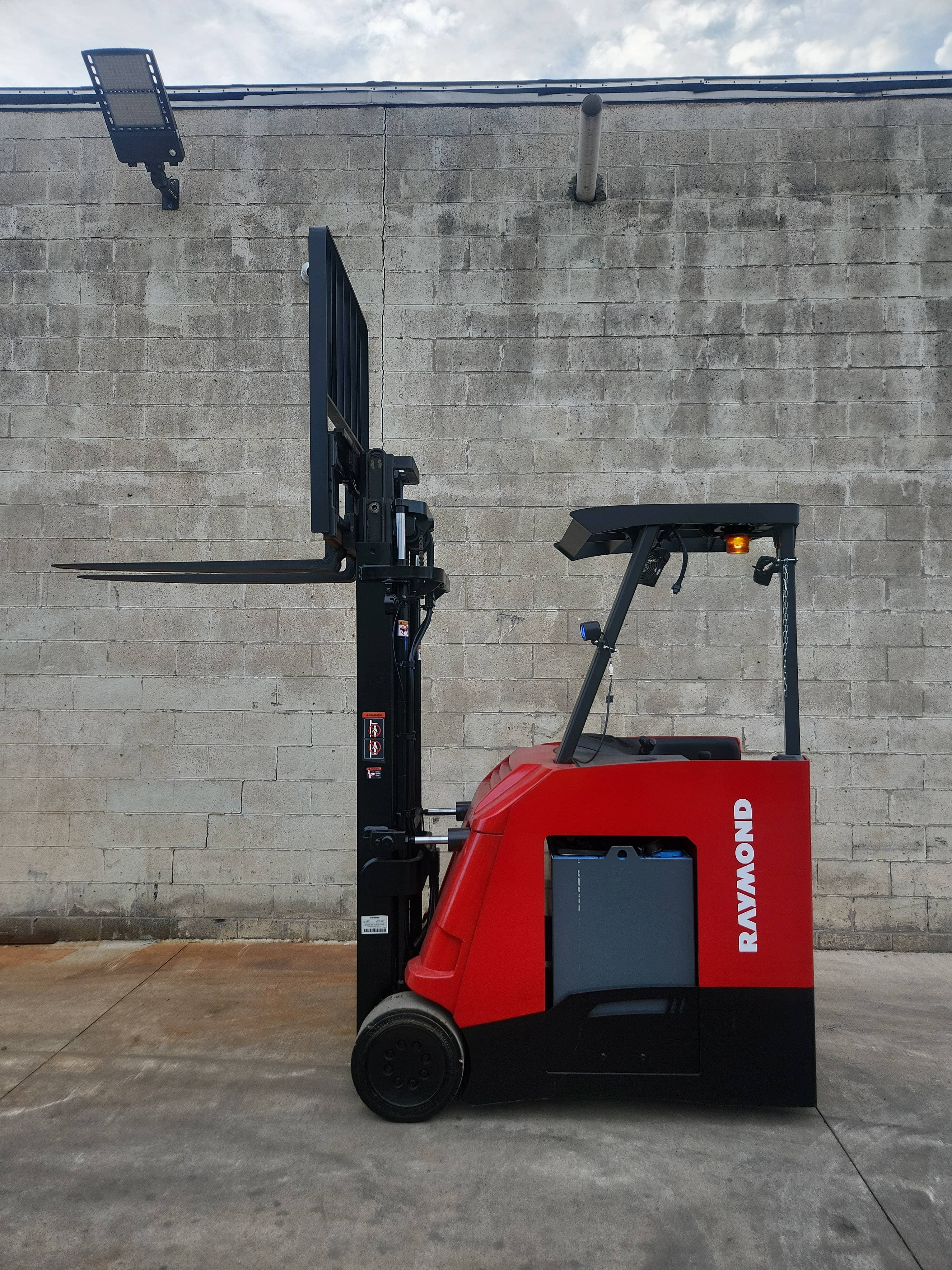 2021 Raymond Model: 425-C40TT 4,000LB Stand Up Counterbalance Electric Forklift.