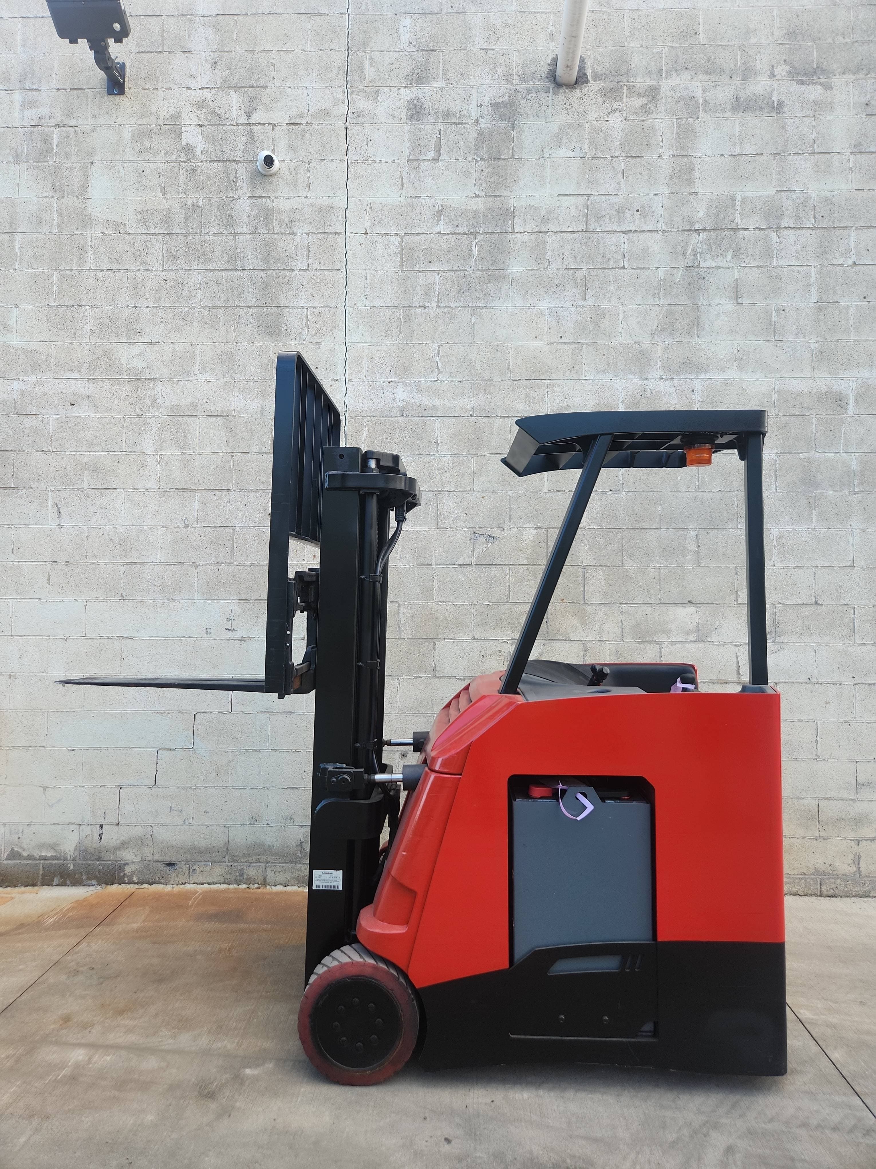 2020 Raymond Model: 425-C30TT 3,000LB Stand Up Counterbalance Electric Forklift. 259 Hours!