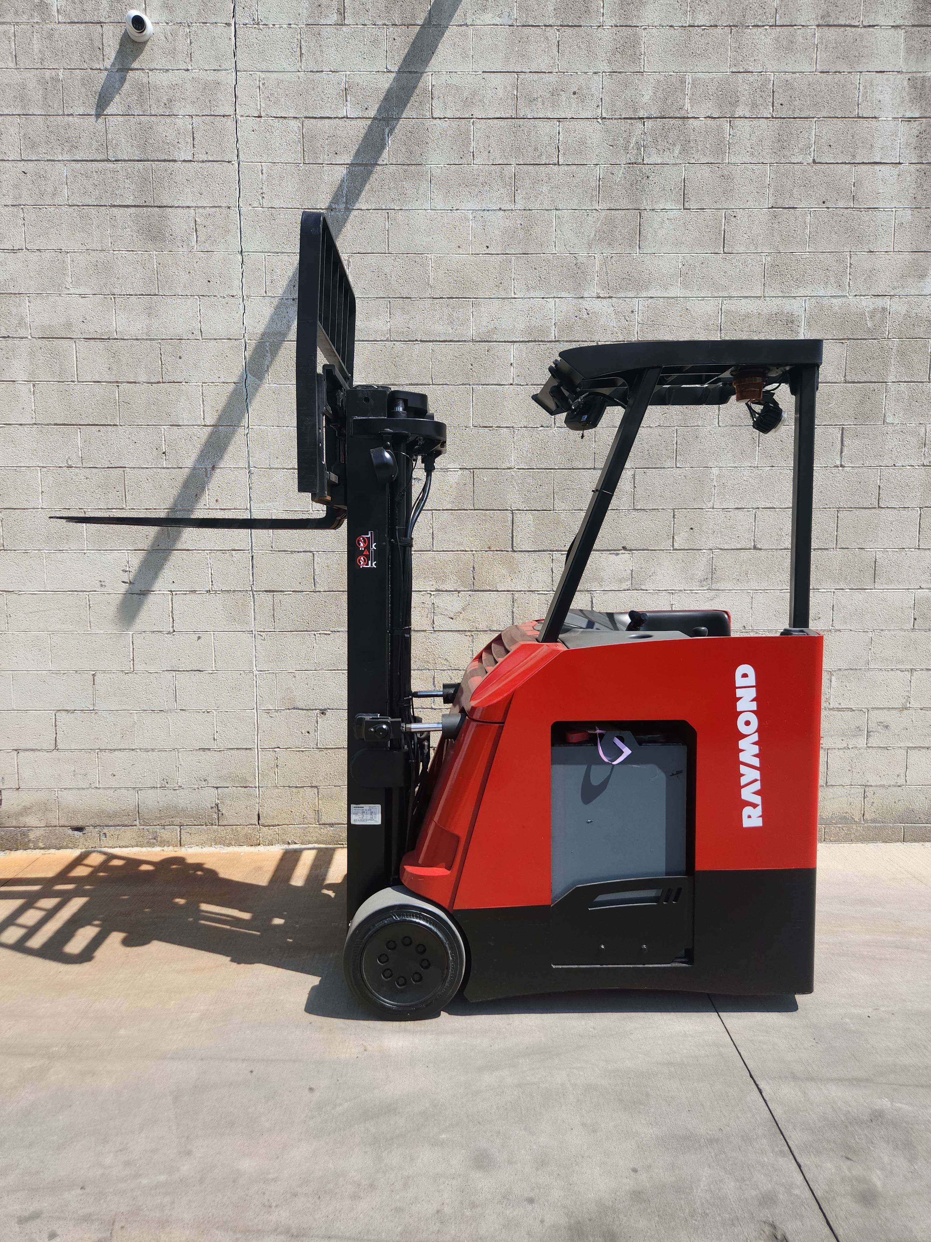 2016 Raymond Model: 425-C40TT 4,000LB Stand Up Counterbalance Electric Forklift.