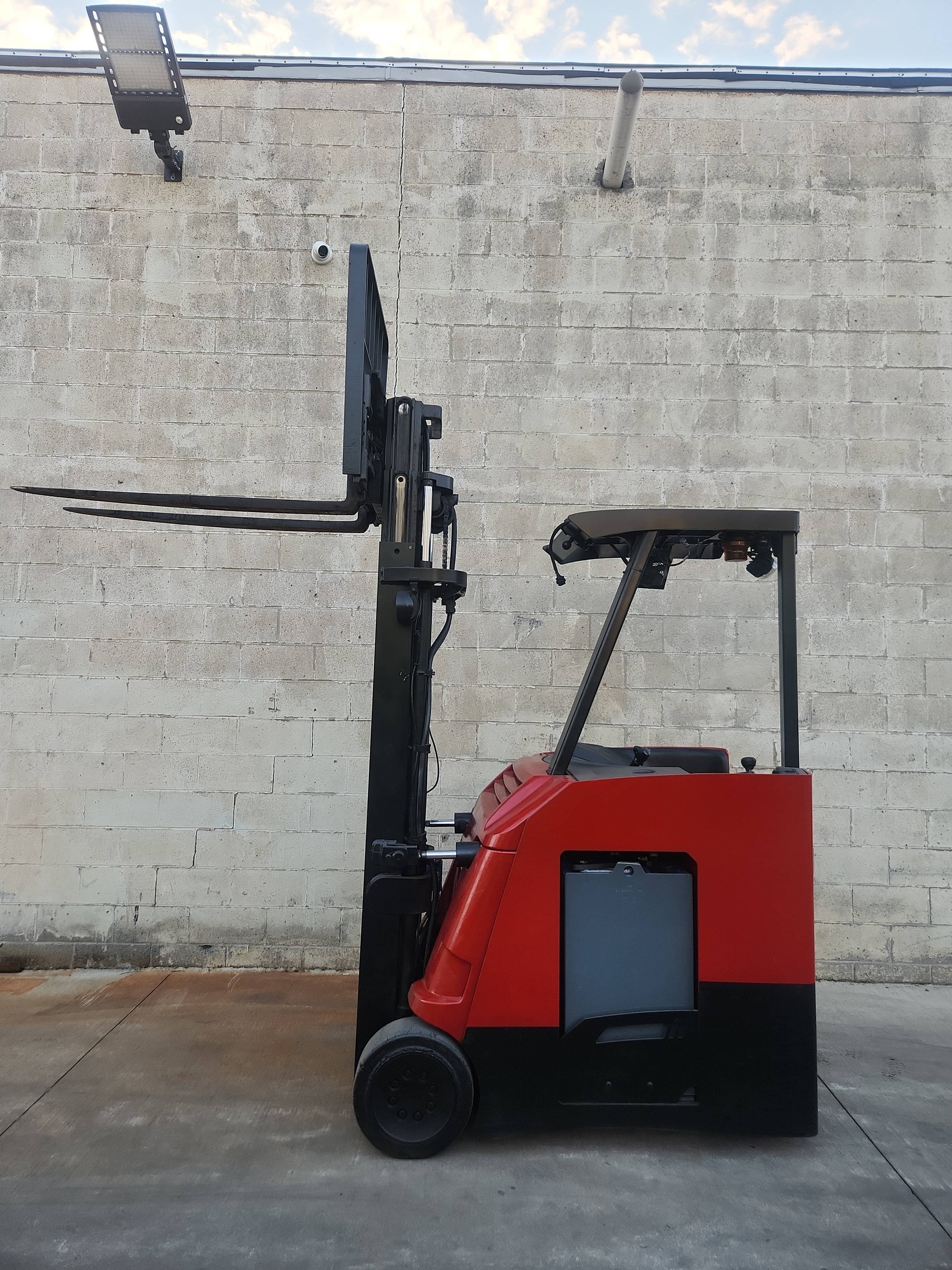 2016 Raymond Model: 425-C40TT 4,000LB Stand Up Counterbalance Electric Forklift. 189" Reach, 83"