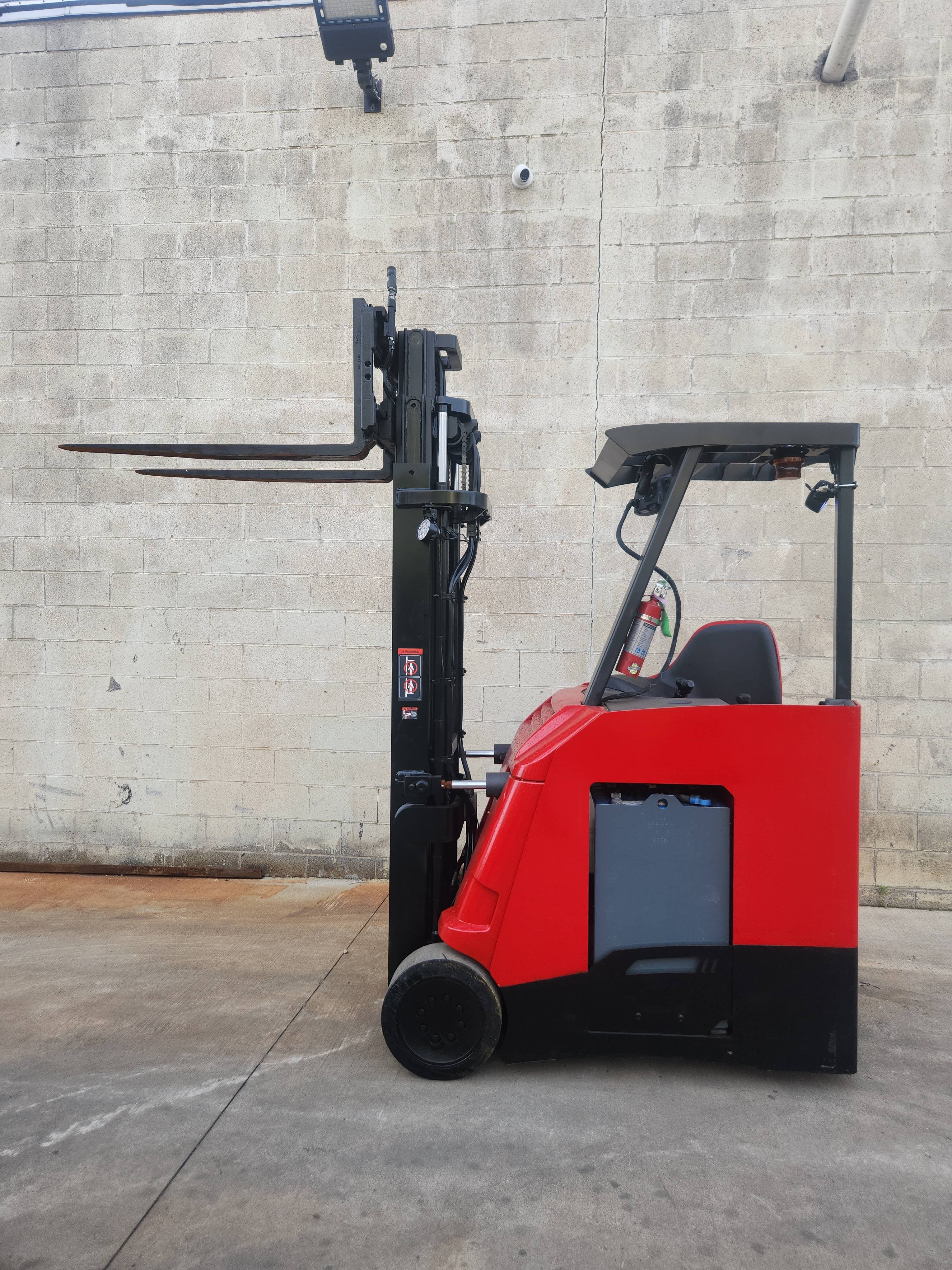 2020 Raymond Model: 425-C40TT 4,000LB Stand Up Counterbalance Electric Forklift.