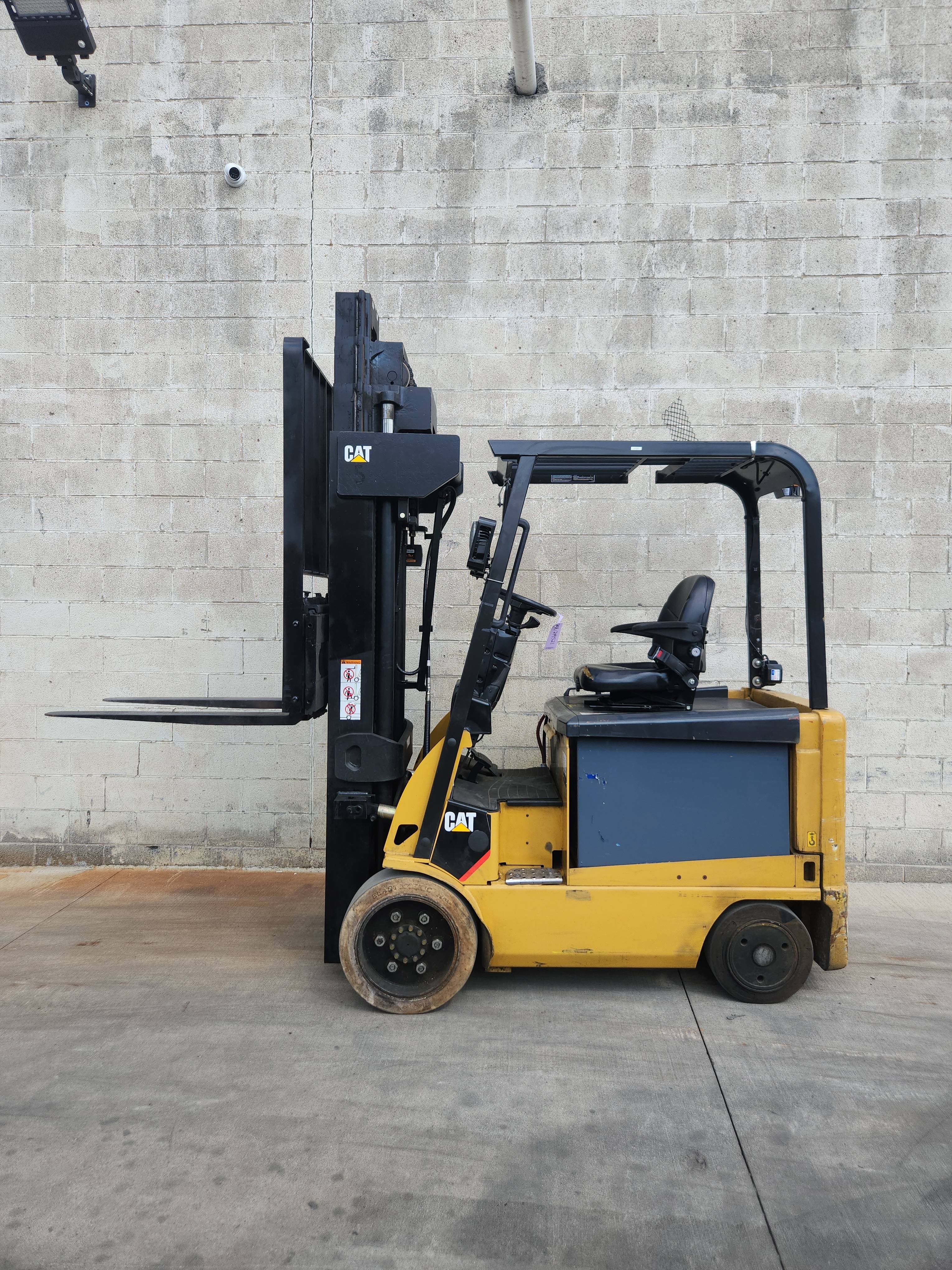 Caterpillar Model: E5500 36/48V 5,500lb Capacity Electric Forklift. Hours: 4,209
