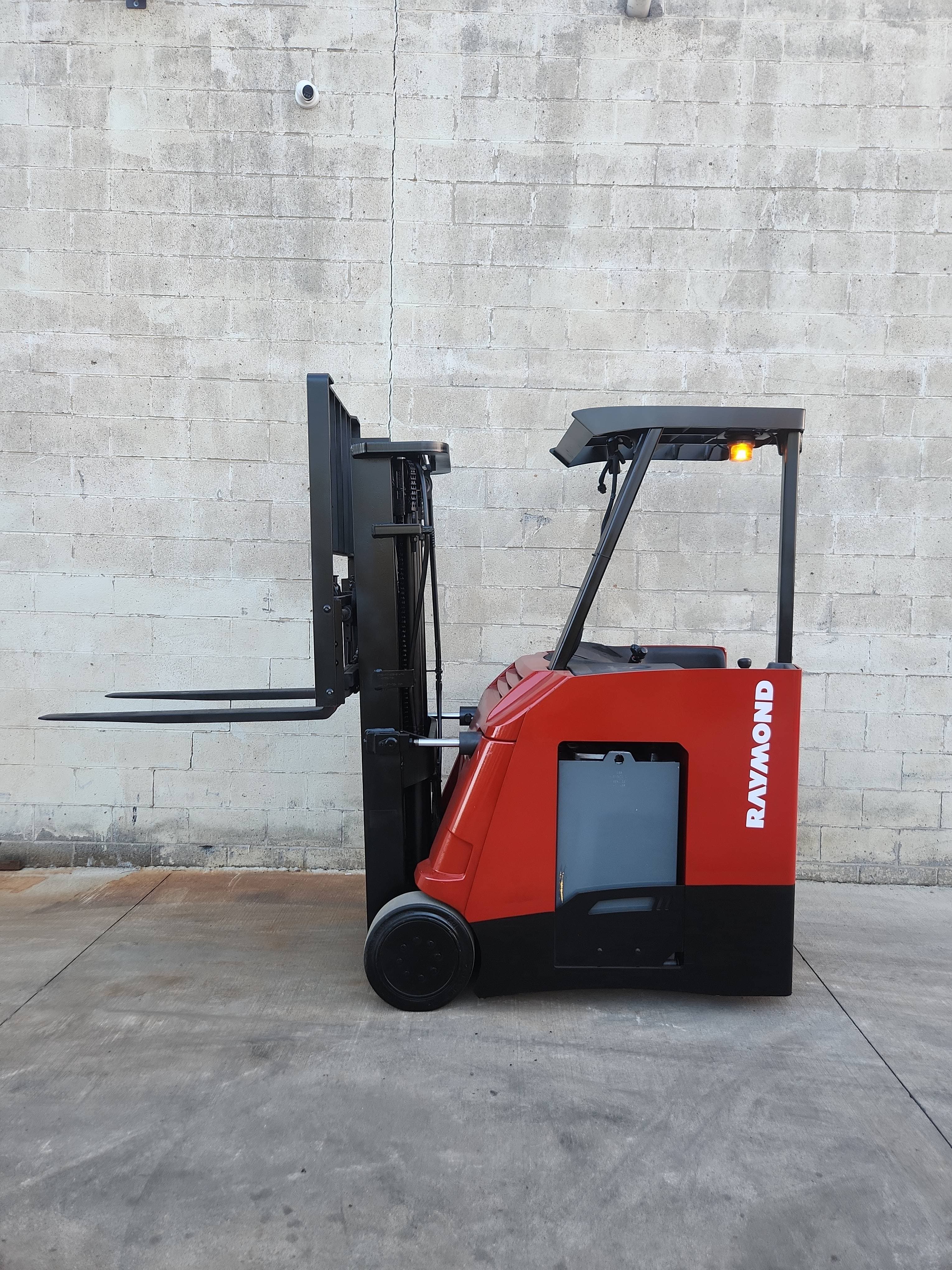 2018 Raymond Model: 415-C30TT 3,000LB Stand Up Counterbalance Electric Forklift.