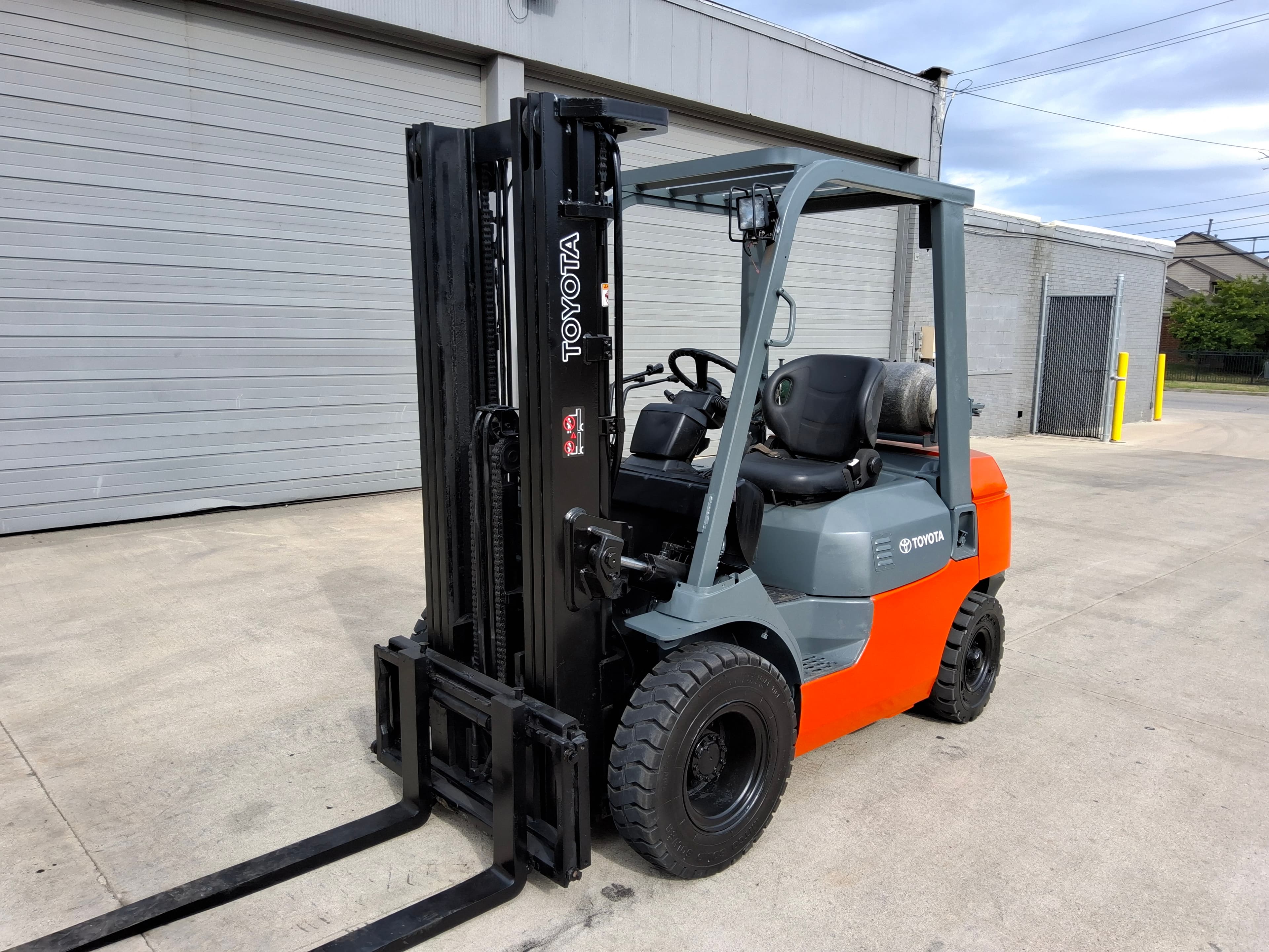 Toyota 7FGU25 5,000Lb Capacity Propane Pneumatic Tires Sideshifter Forklift. Hours: 6,320