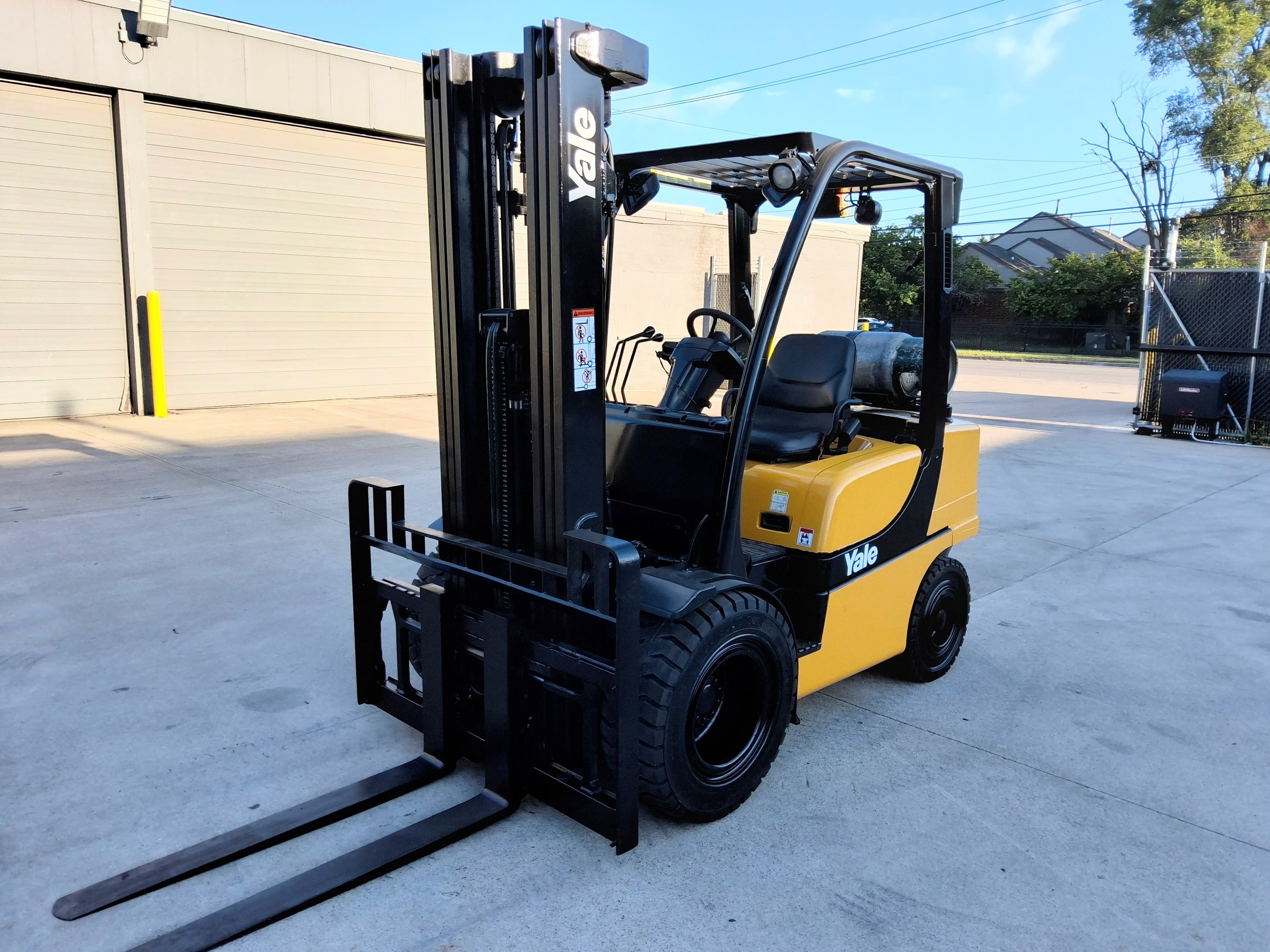2016 Yale Model GLC060VXN 6,000lb Capacity Cushion Tire LP Powered Forklift. Hours: 9,498.
