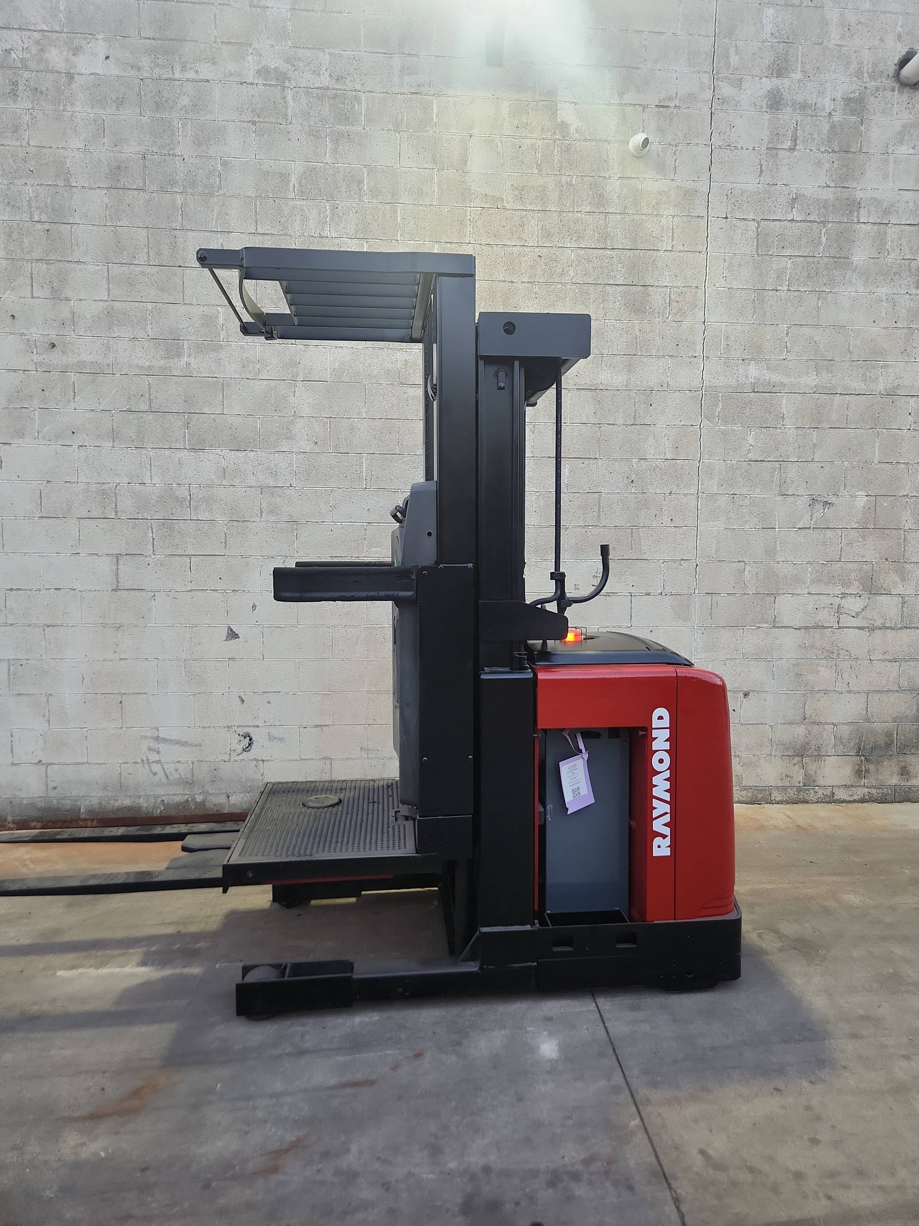 2016 Raymond Model: 540-OPC30TT 3,000LB Electric Order Picker Forklift.