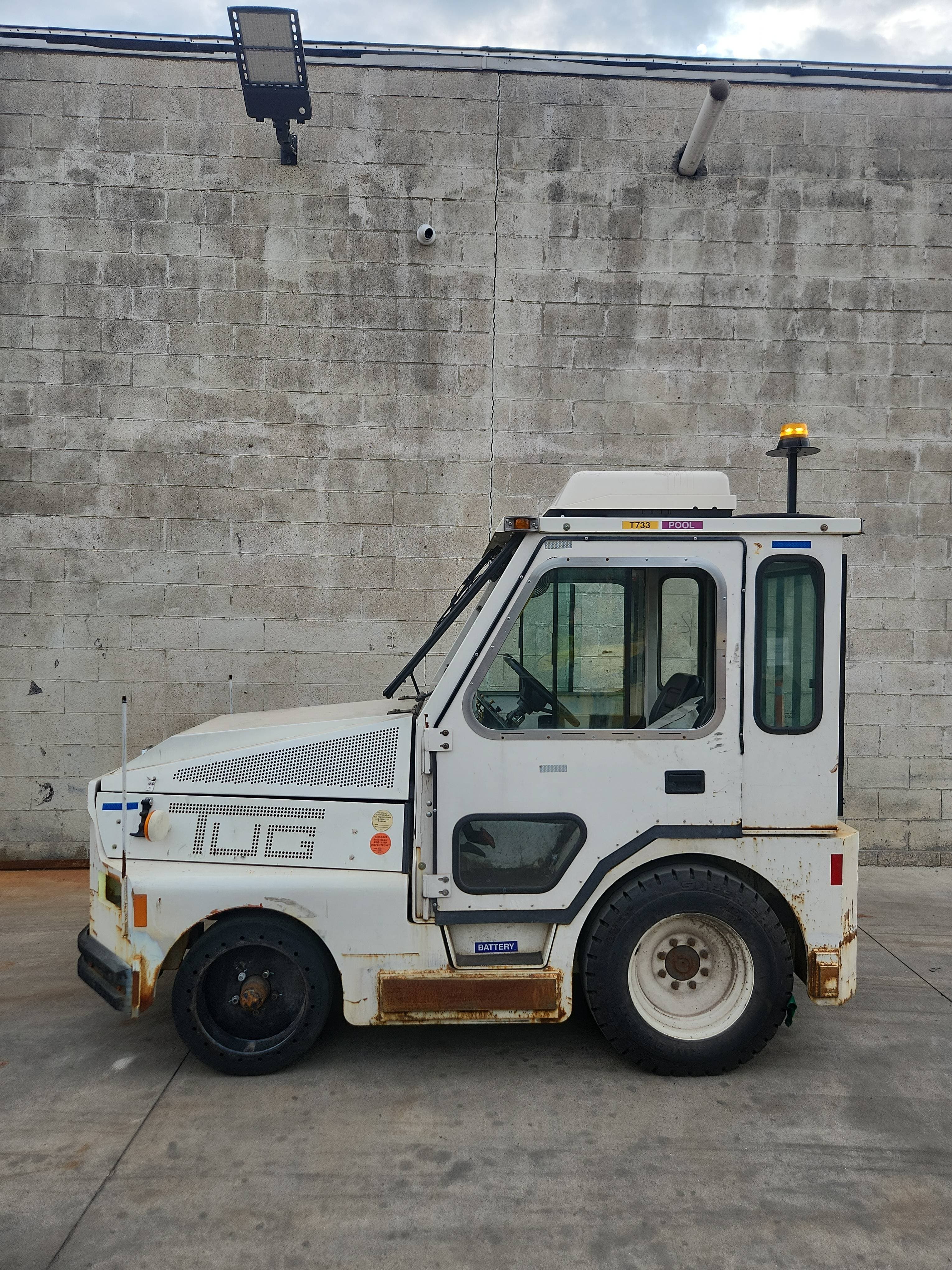TUG Heavy-Duty Airport Baggage Tow Tractor with Enclosed Cab. Hours: 4,869