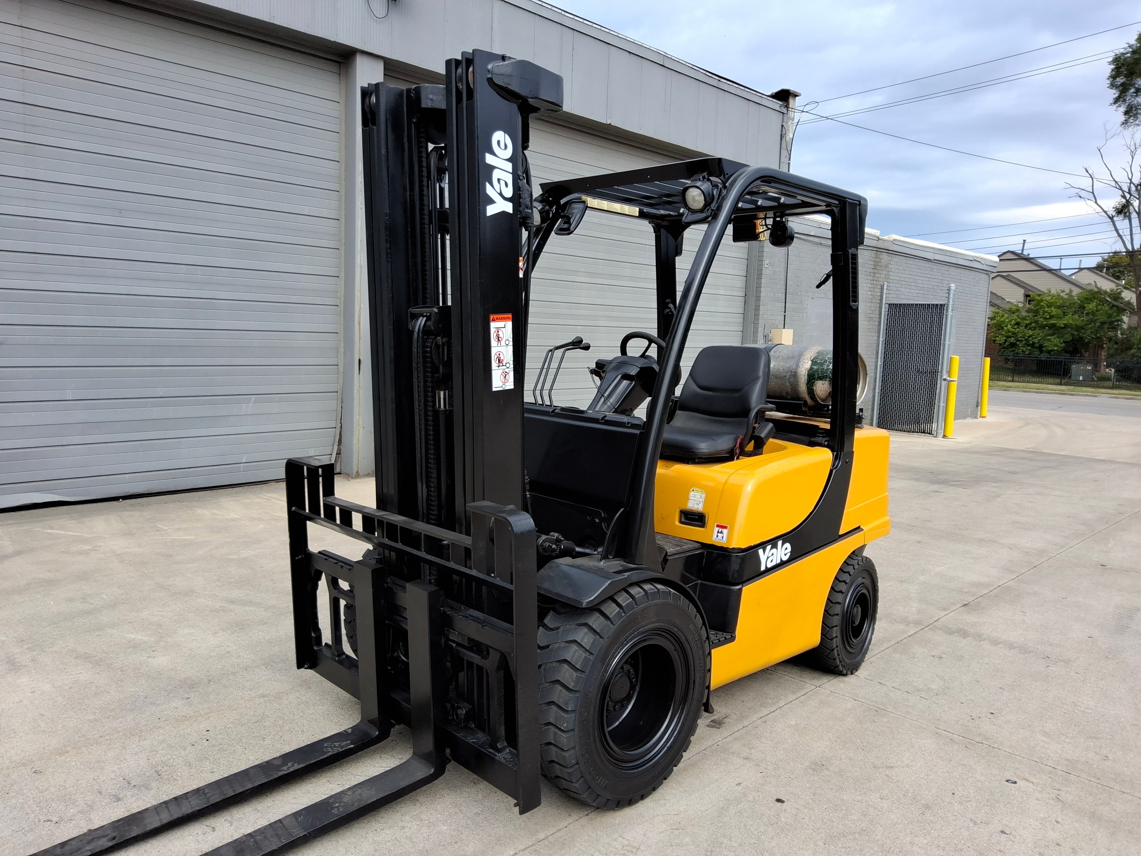 2016 Yale Model GLP060VXN 6,000lb Capacity Pneumatic Tire LP Powered Forklift Hours: 9,500