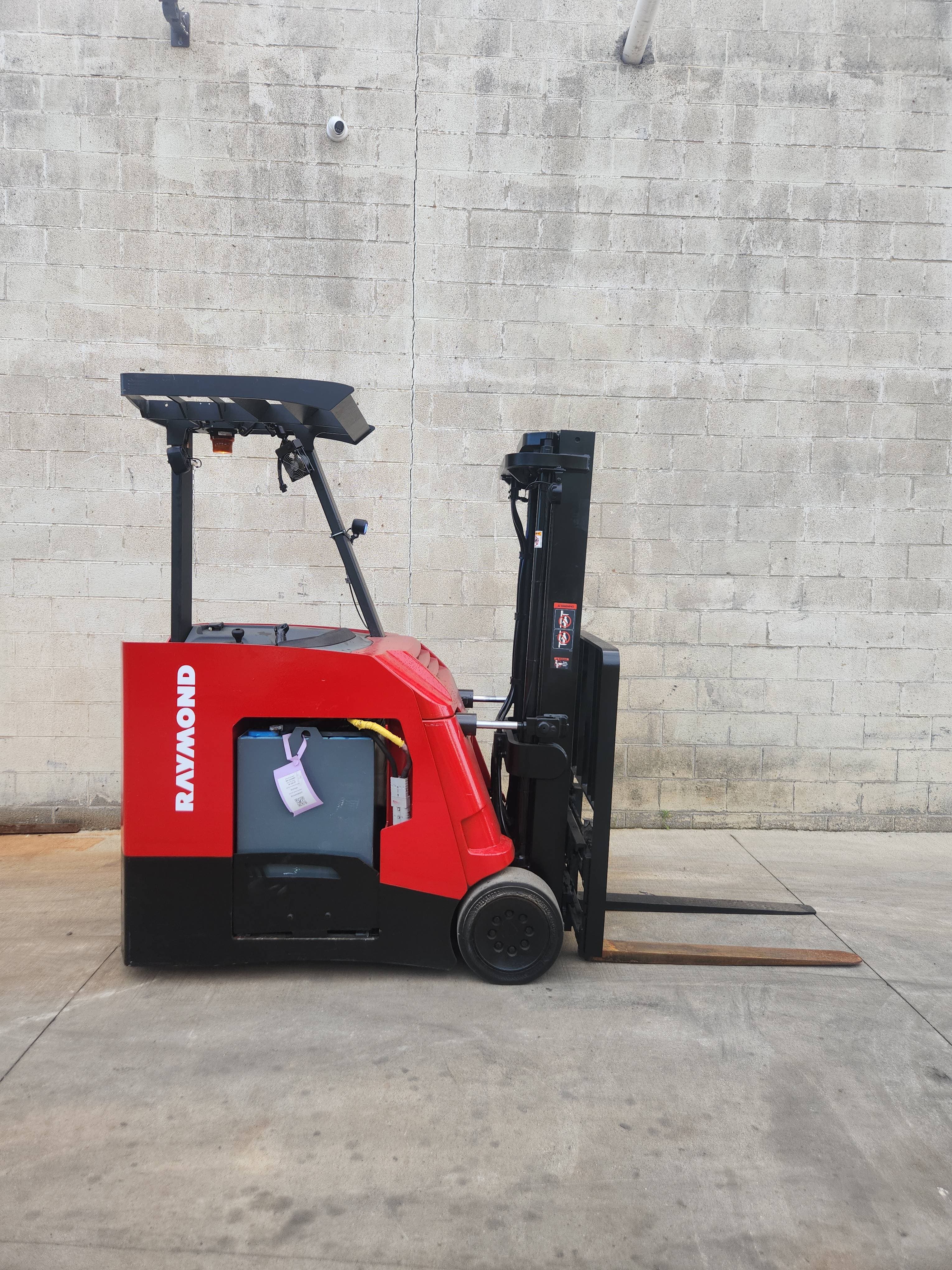 2021 Raymond Model: 425-C40TT 4,000LB Stand Up Counterbalance Electric Forklift.