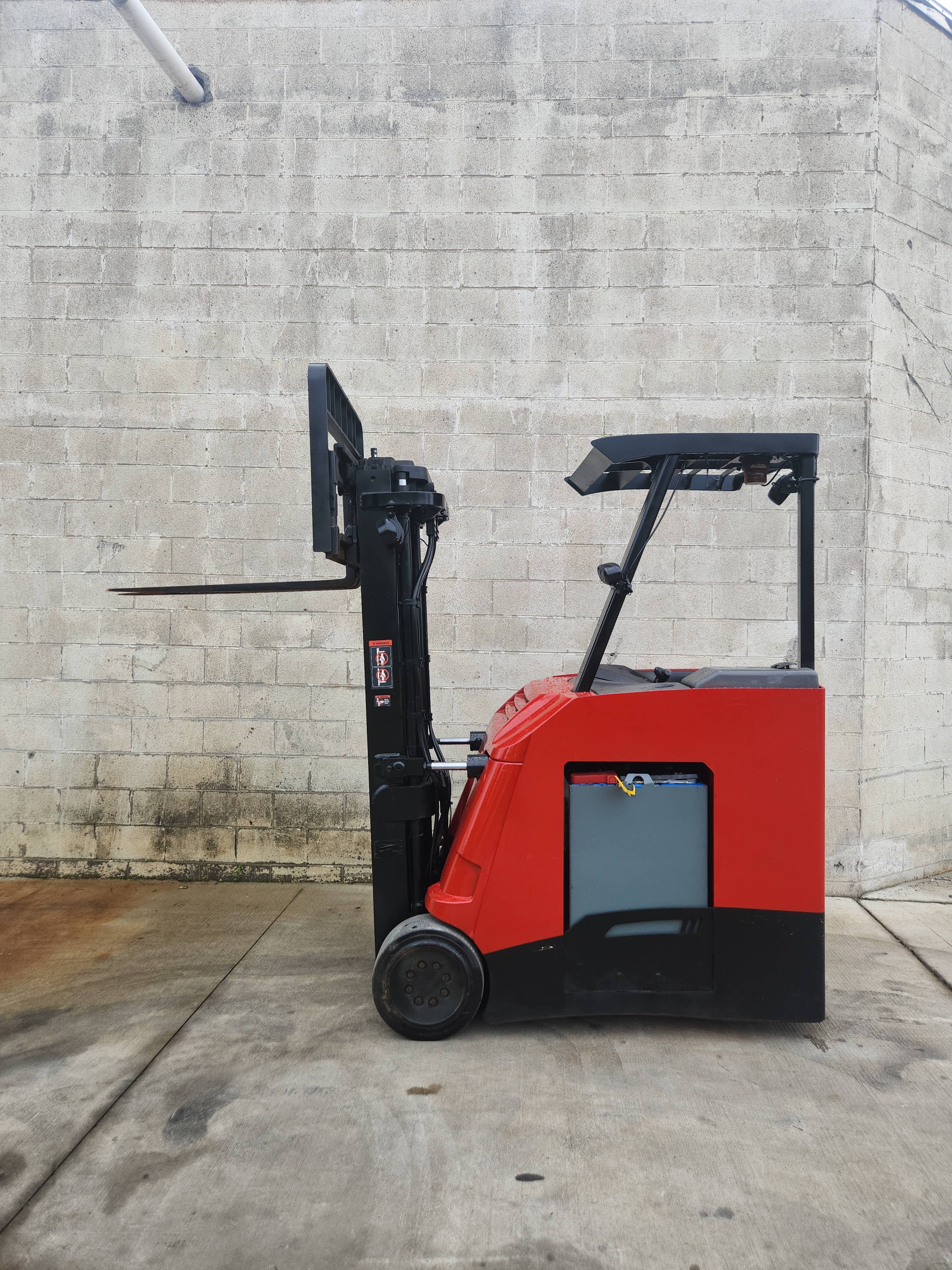 Raymond Model: 425-C40TT 4,000LB Stand Up Counterbalance Electric Forklift.