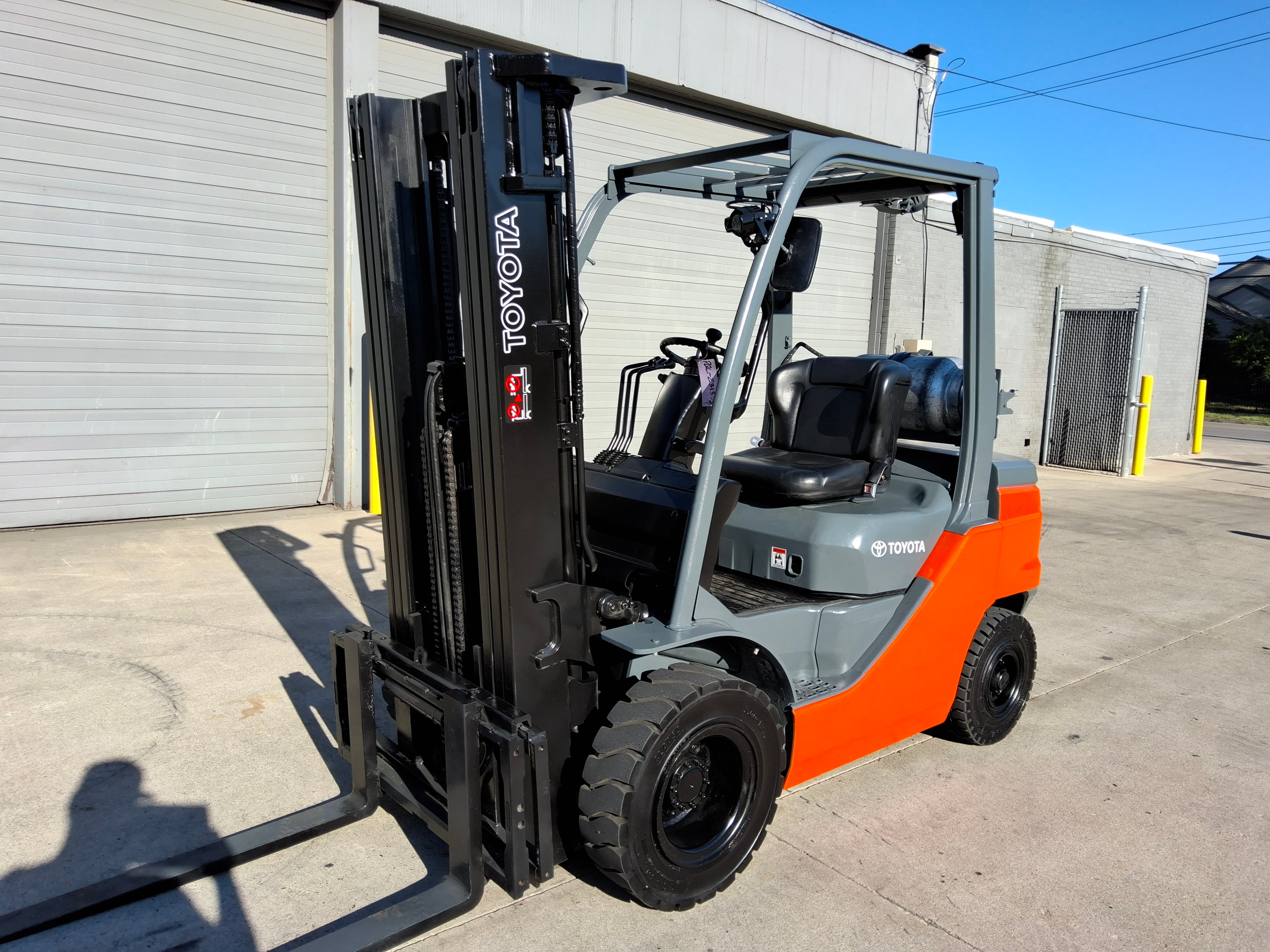 Toyota Model: 8FGU25 5,000lb Capacity Diesel Powered Pneumatic Tire Forklift.