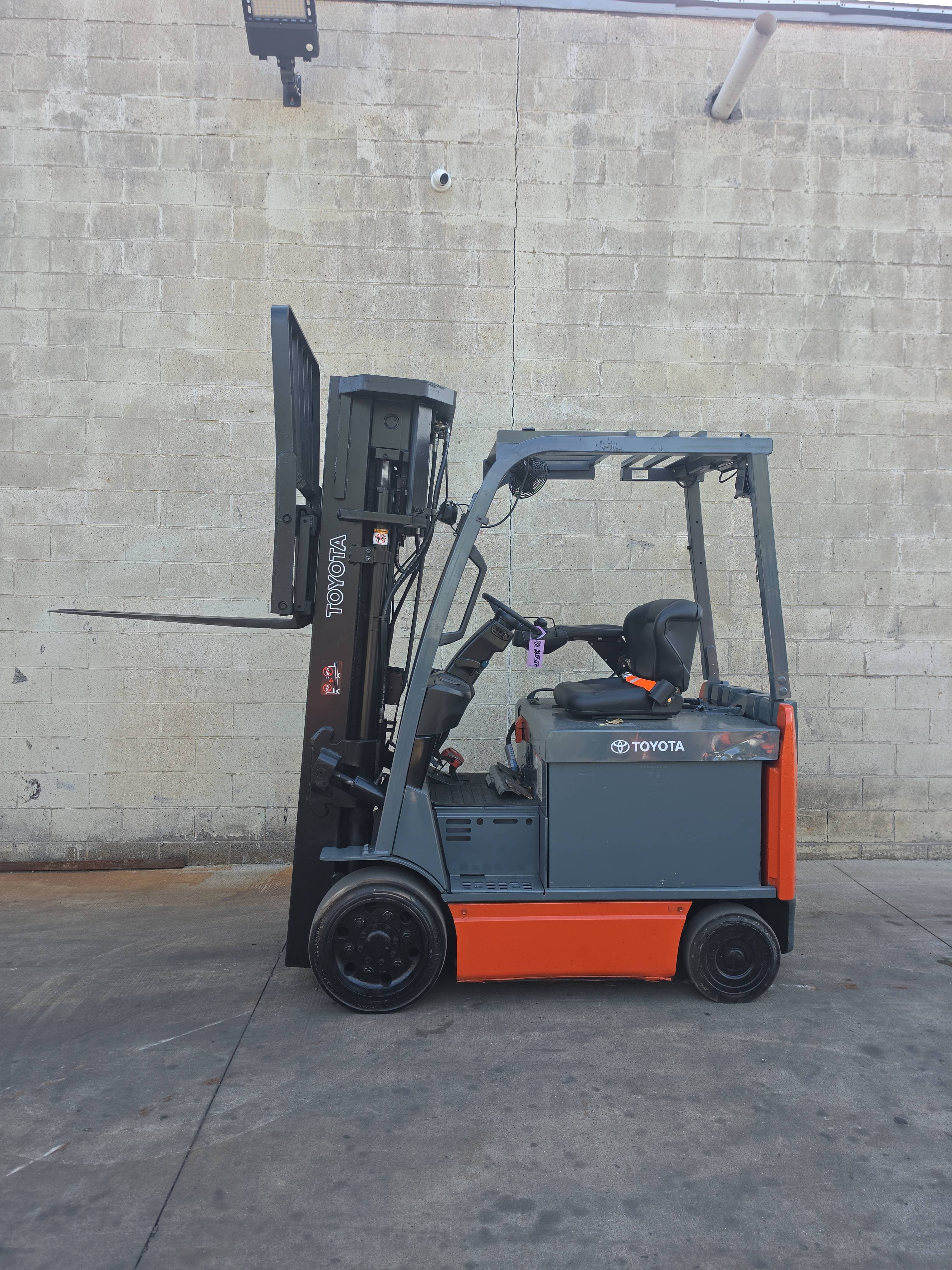 Toyota Model: 8FBCHU205 4,000lb Capacity Electric Forklift. 4-Stage Mast.