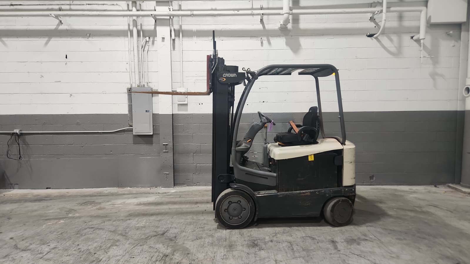 Crown FC5225-50 5,000LB Sit Down Electric Forklift. Hours: 5,526