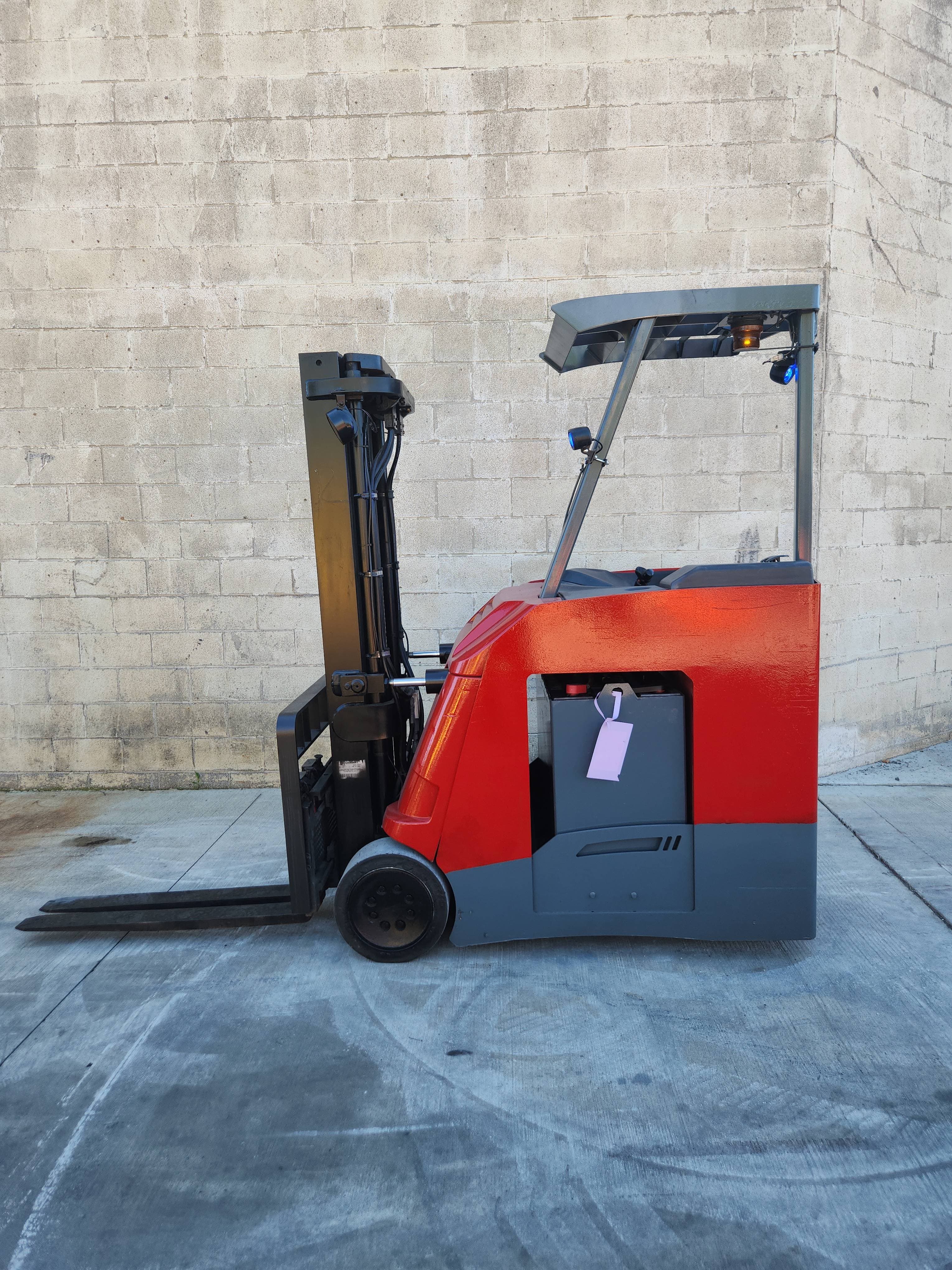 2018 Raymond Model: 425-C40TT 4,000LB Stand Up Counterbalance Electric Forklift. 3-Stage Mast 189"