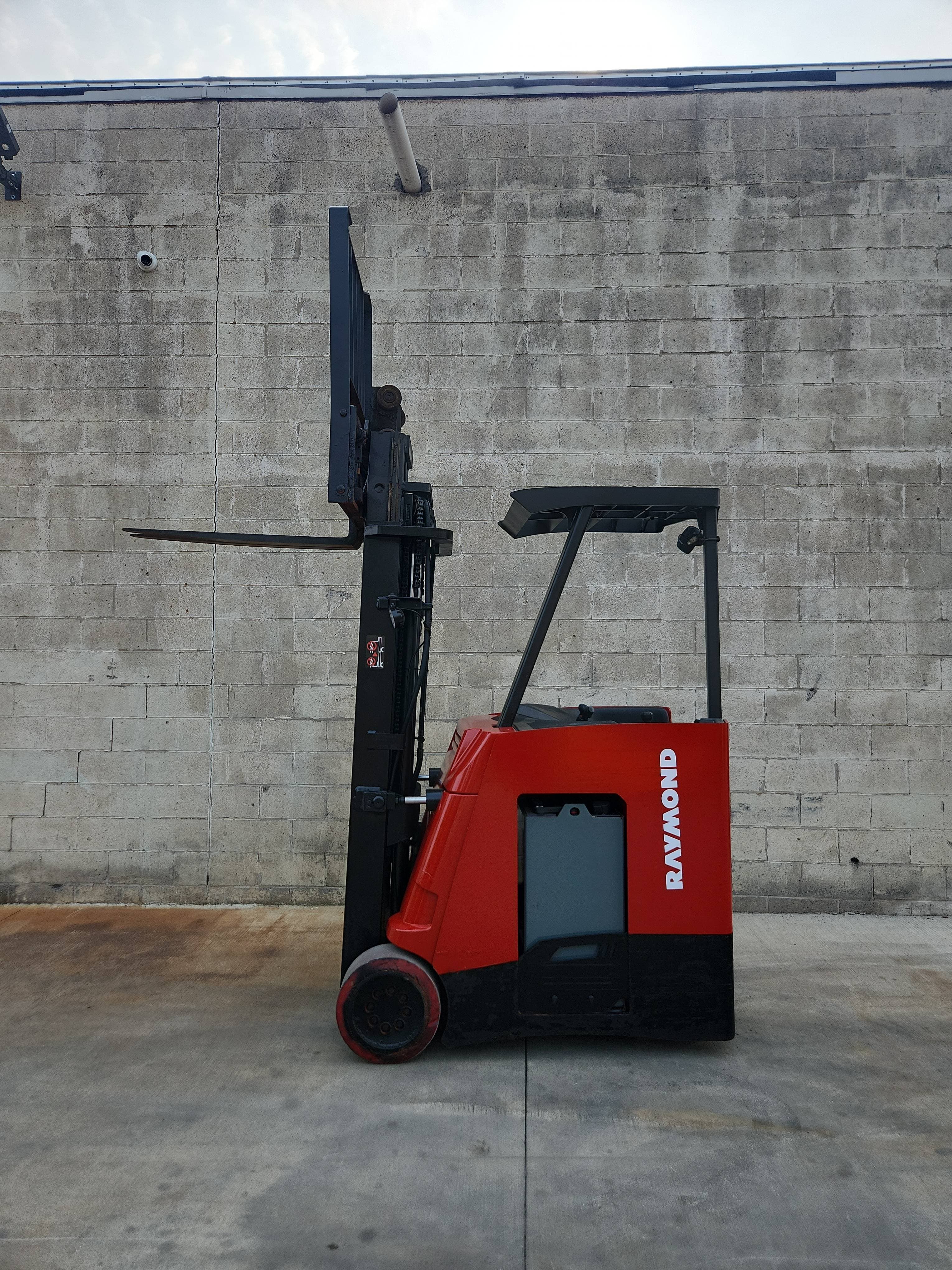 2021 Raymond Model: 415-C35TT 3,500LB Stand Up Counterbalance Electric Forklift.