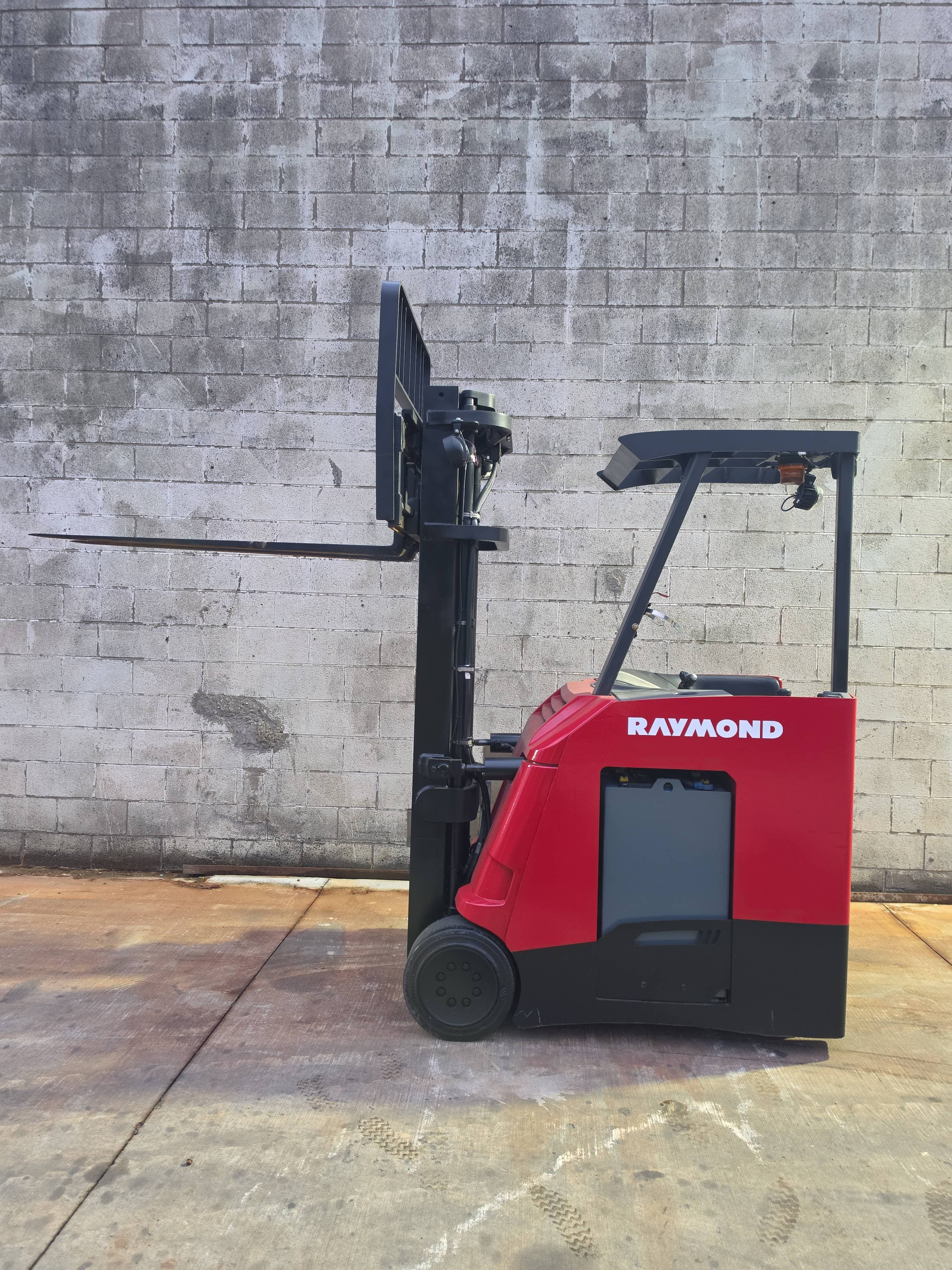 2018 Raymond Model: 425-C40TT 4,000lb Stand Up Counterbalance Electric Forklift.