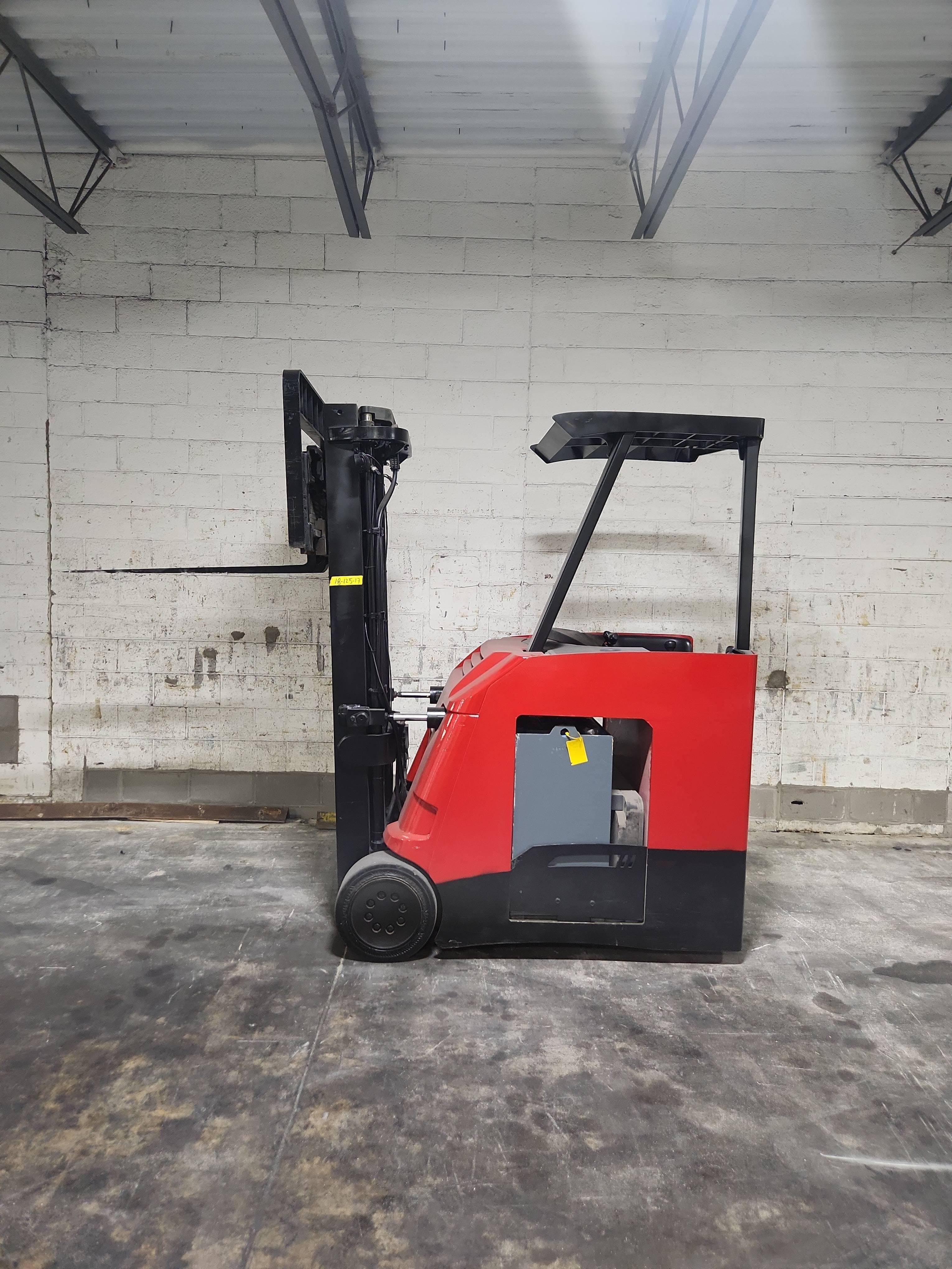 Raymond Model: 425-C30TT 3,000lb Stand Up Counterbalance Electric Forklift. Hours: 3,125