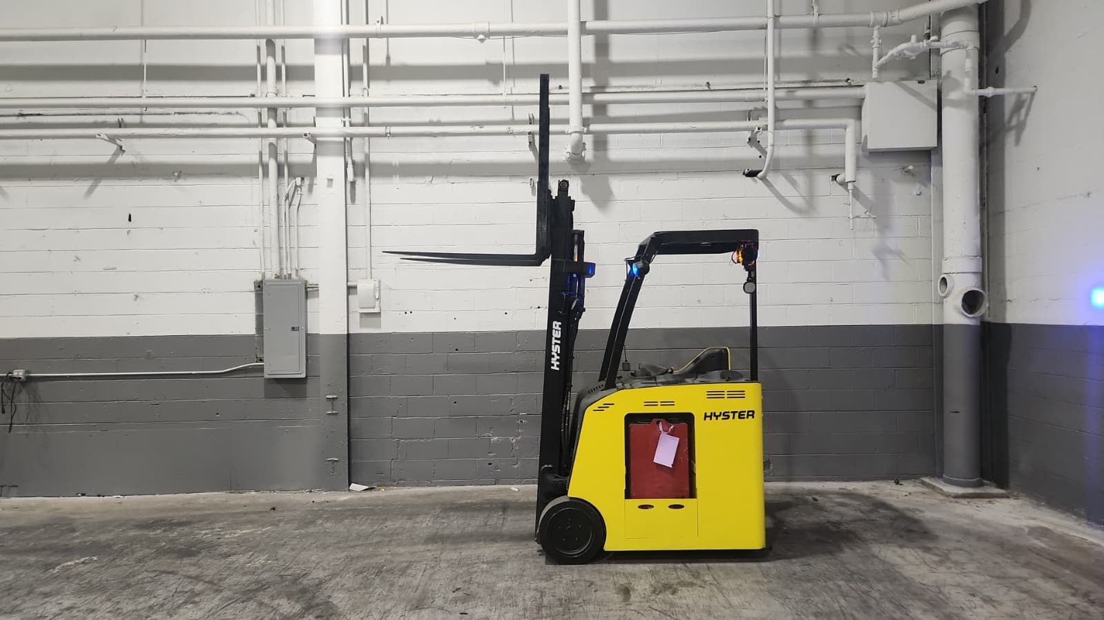 2017 Hyster Model: E35HSD3 3,500LB Stand up Counterbalance Electric Forklift. 187" Reach, 82"