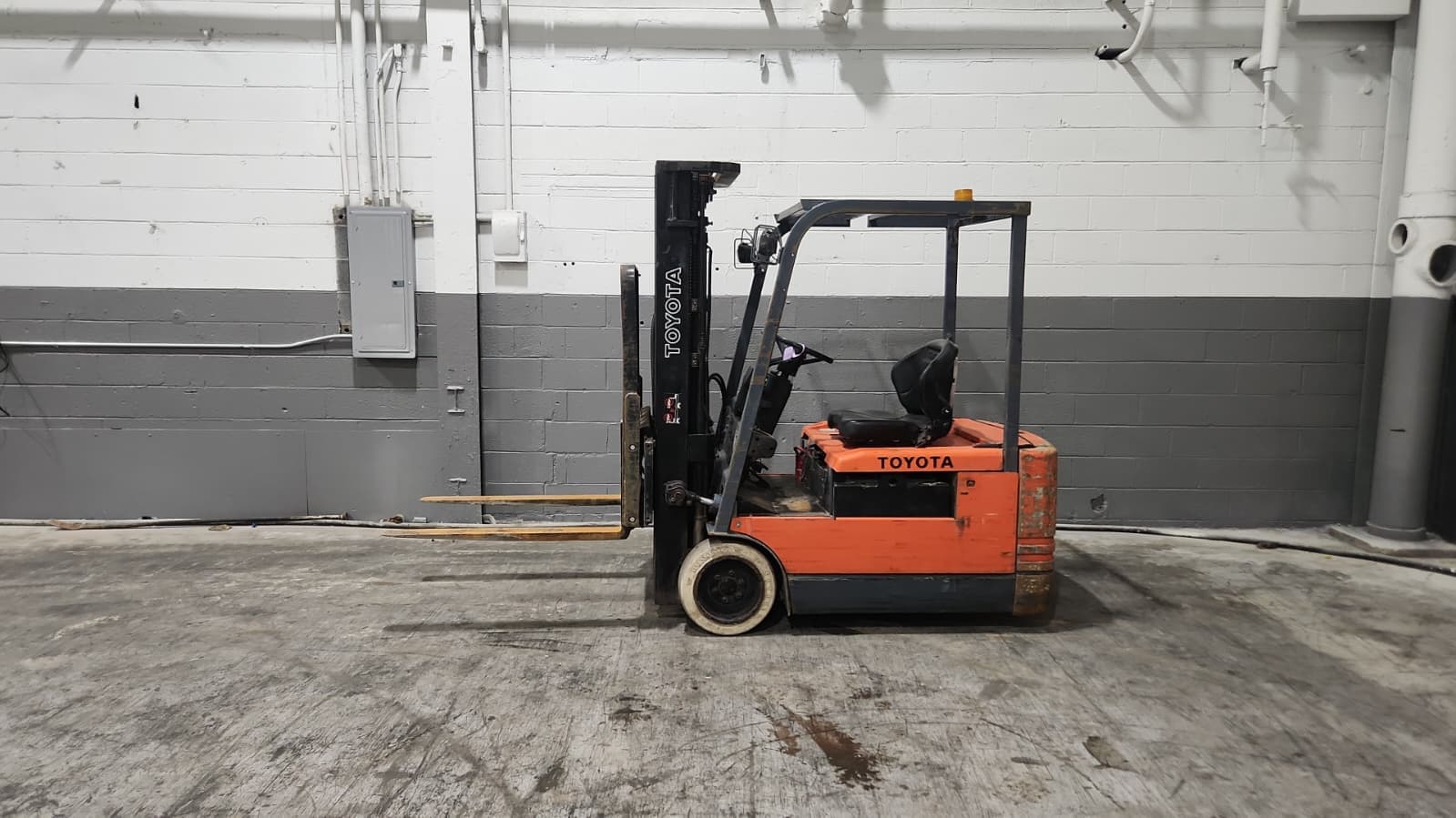 Toyota Model: 5FBE18 3,500lb Capacity Electric Forklift.