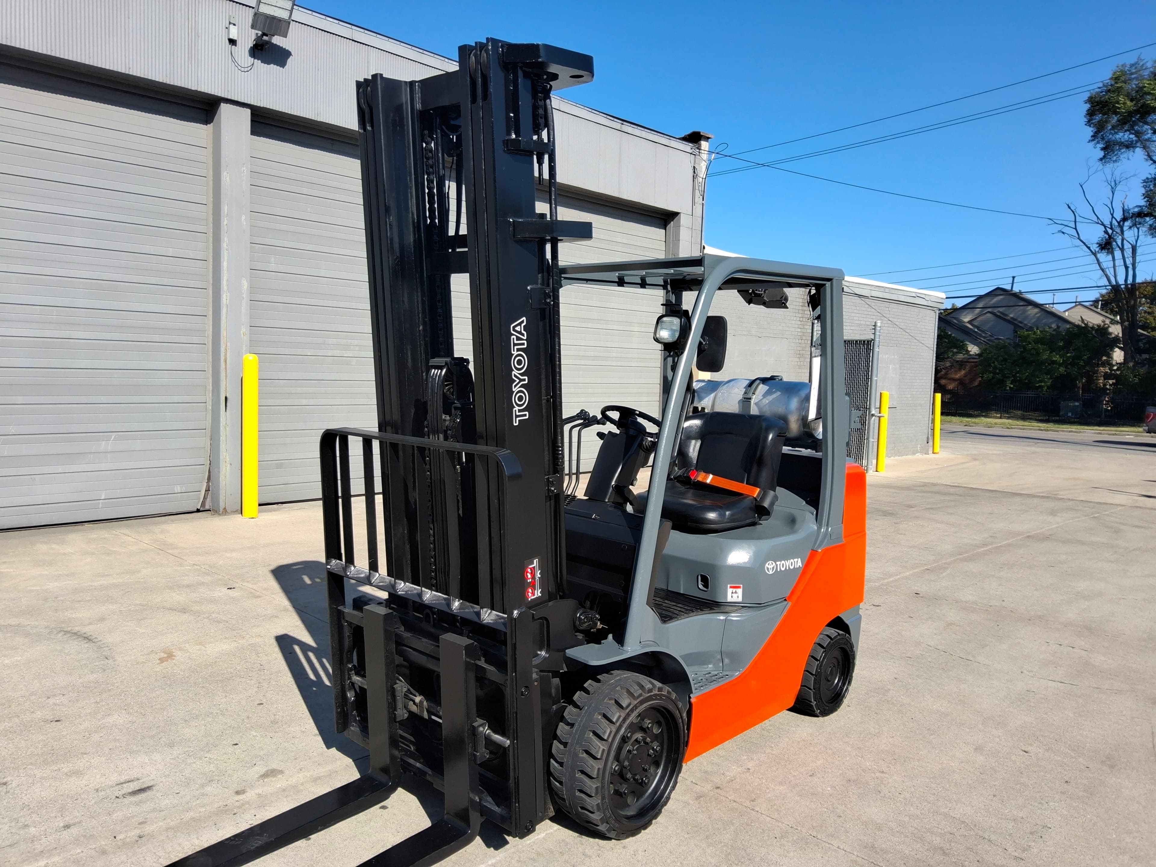 2018 Toyota Model: 8FGCU30 6,000lb Capacity LP Powered Forklift. Side Shifter. Hours: 2,208