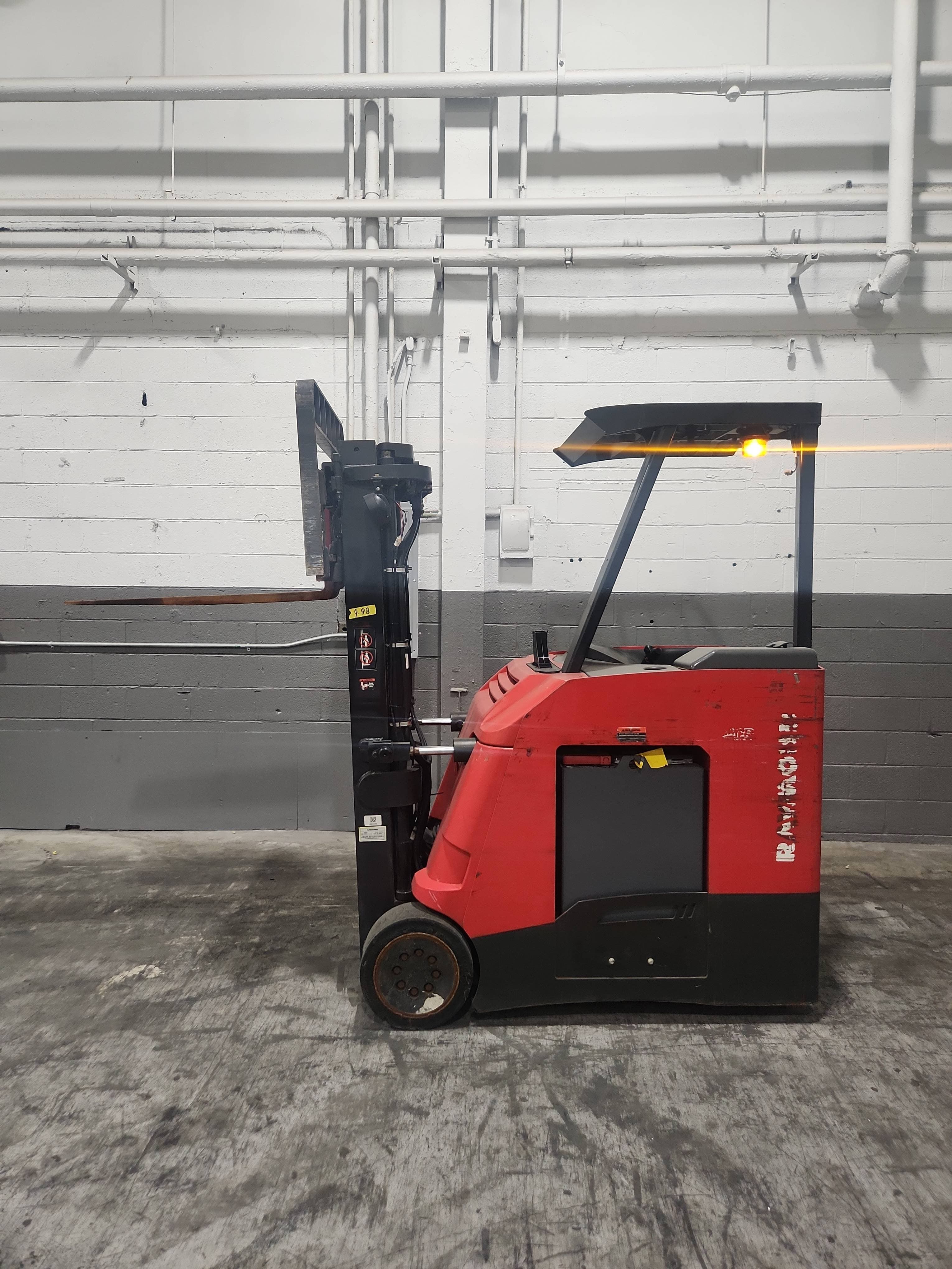 2018 Raymond Model: 425-C40TT 4,000lb Stand Up Counterbalance Electric Forklift. 188" Raised, 83"