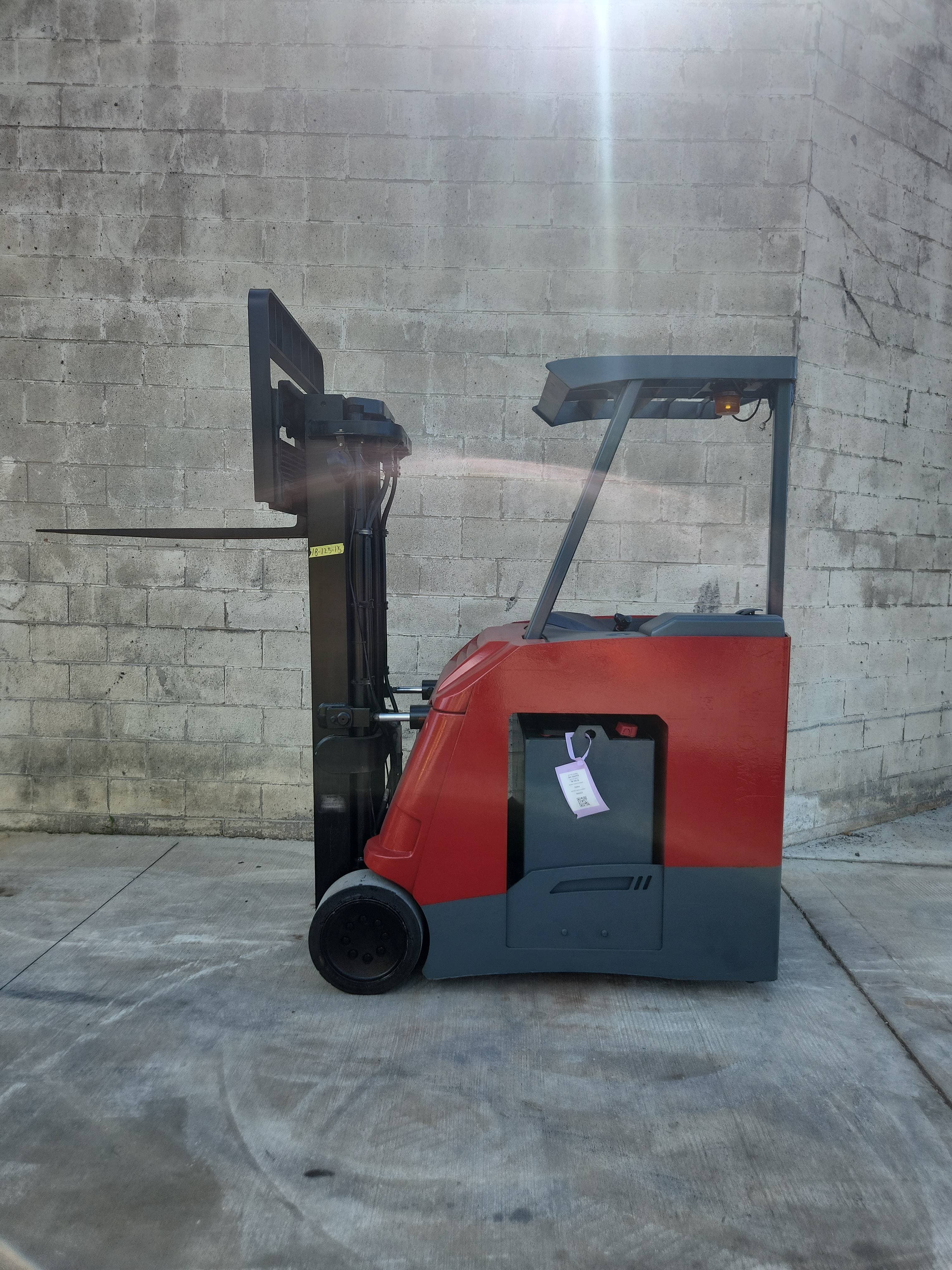 2018 Raymond Model: 425-C40TT 4,000LB Stand Up Counterbalance Electric Forklift. 3-Stage Mast 189"