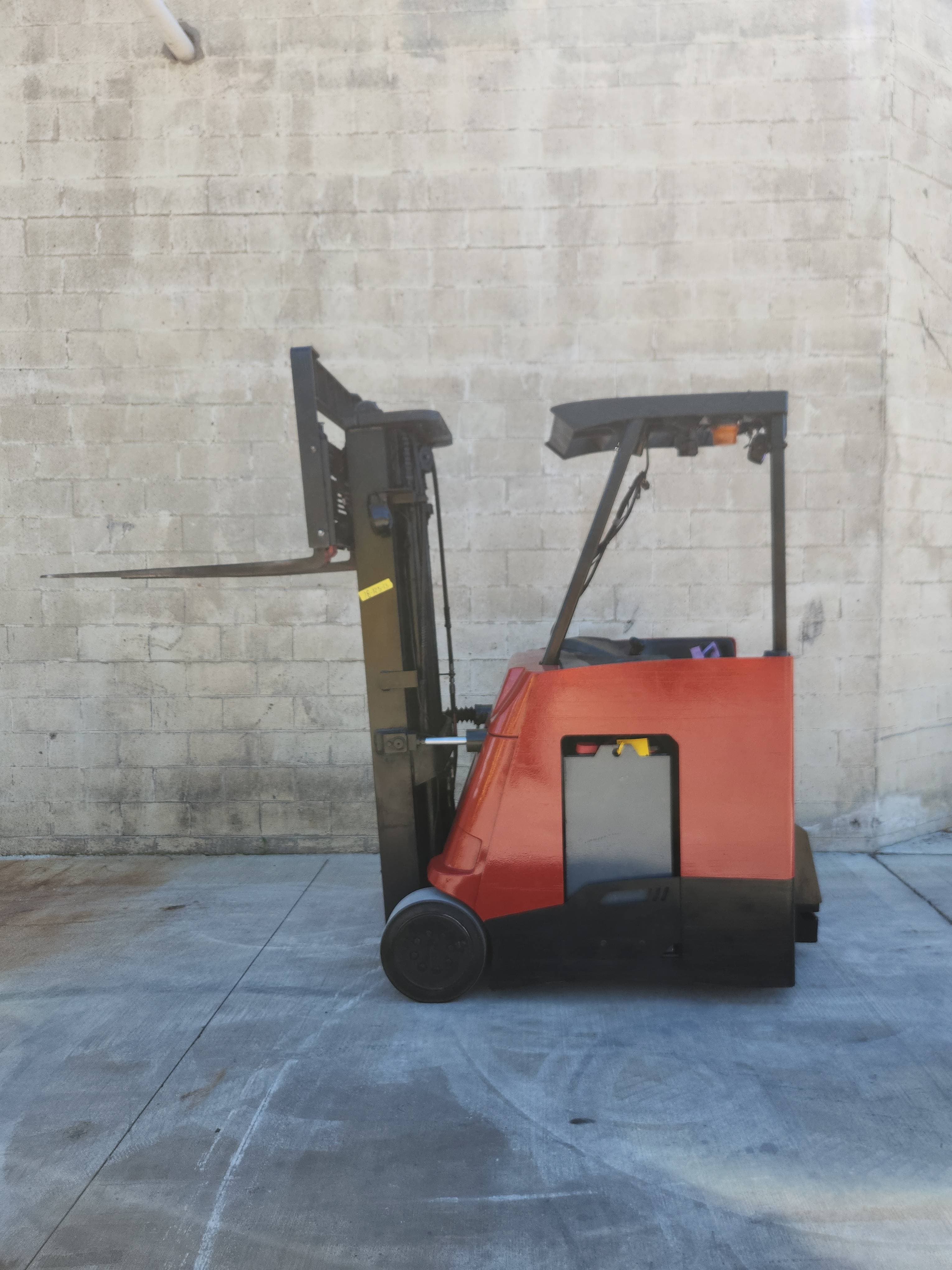 Raymond Model: 415-C30TT 3,000lb Stand Up Counterbalance Electric Forklift. 187" Raised, 87"