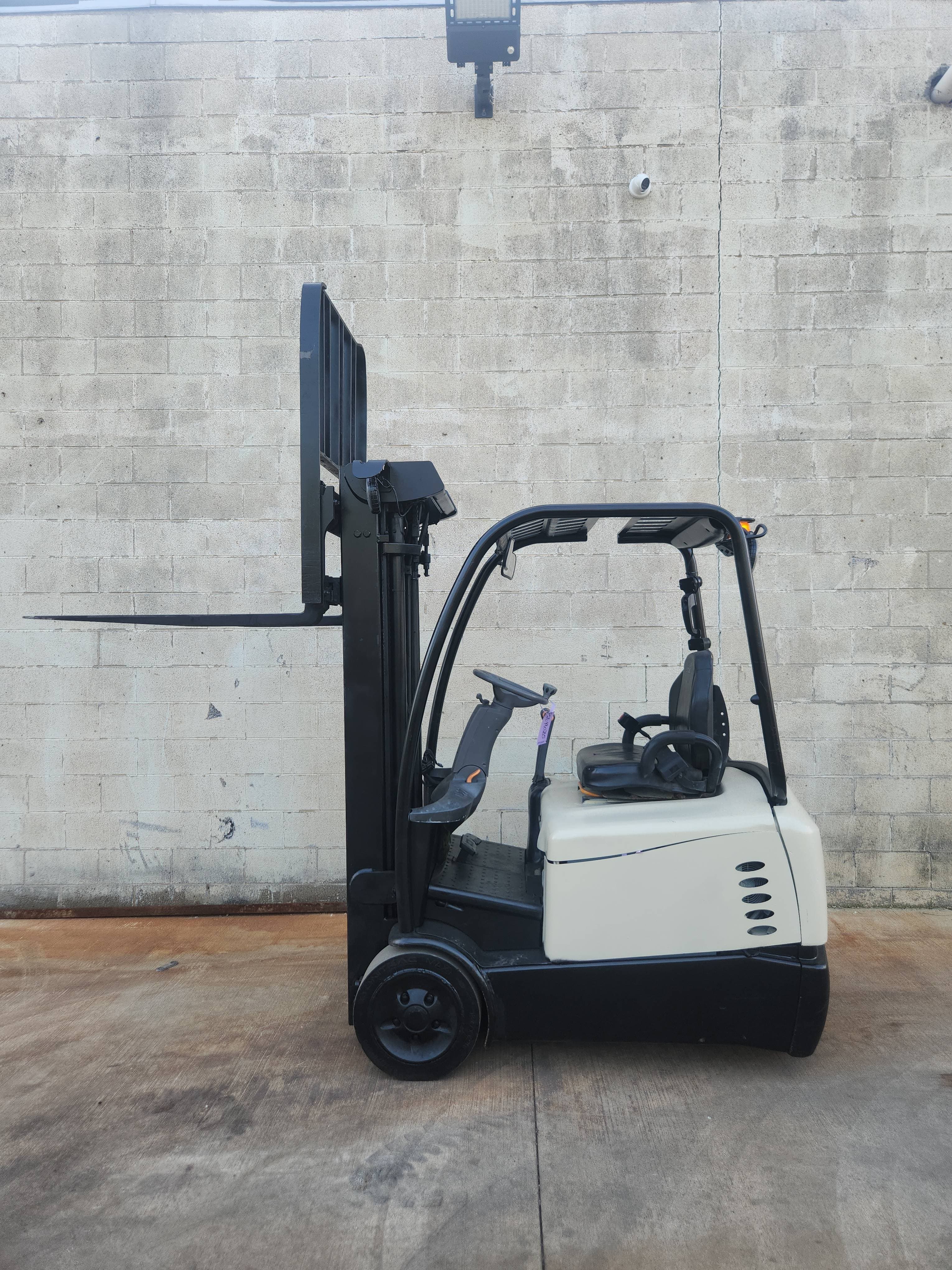 Crown Model: SC5225-30 3,000lb Capacity Electric Forklift with Battery. Hours: 5,086