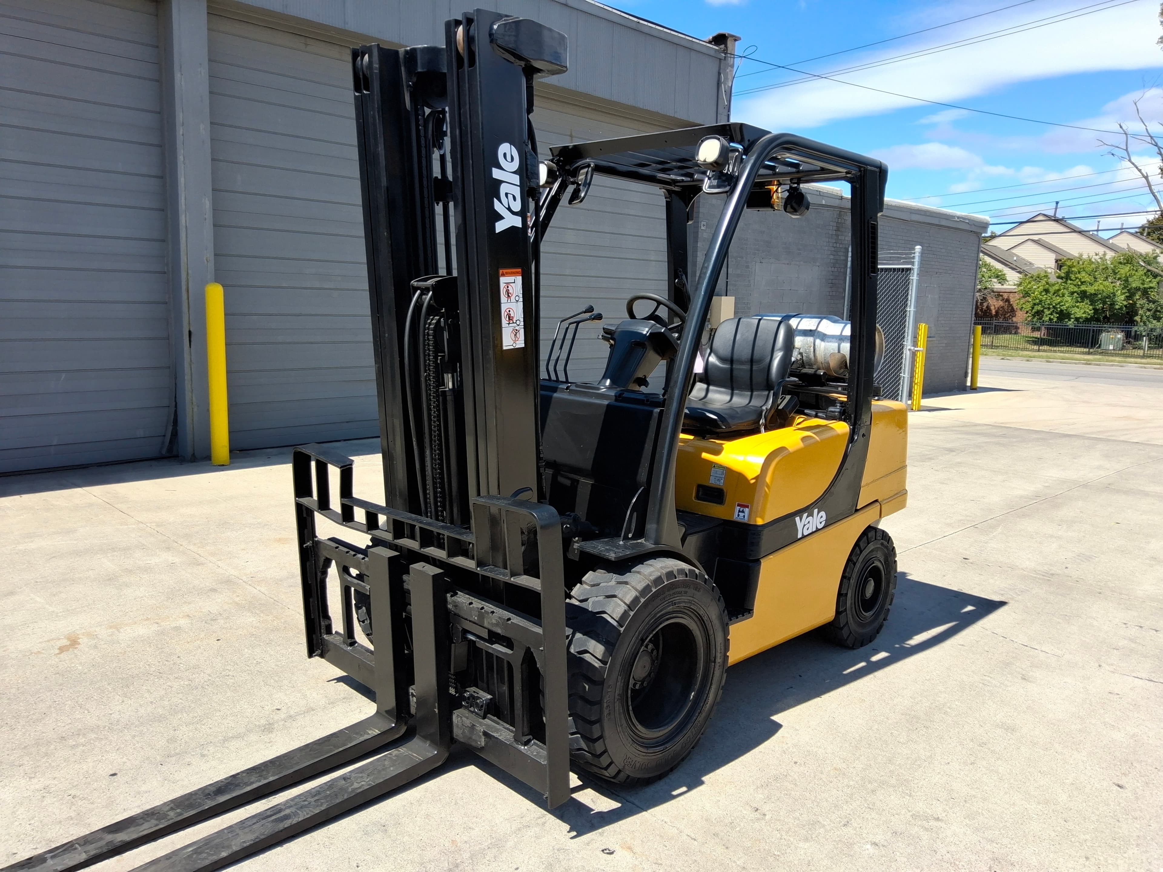 2016 Yale Model: GLP060VXND 6,000LB LP Powered Forklift. Hours: 9,189