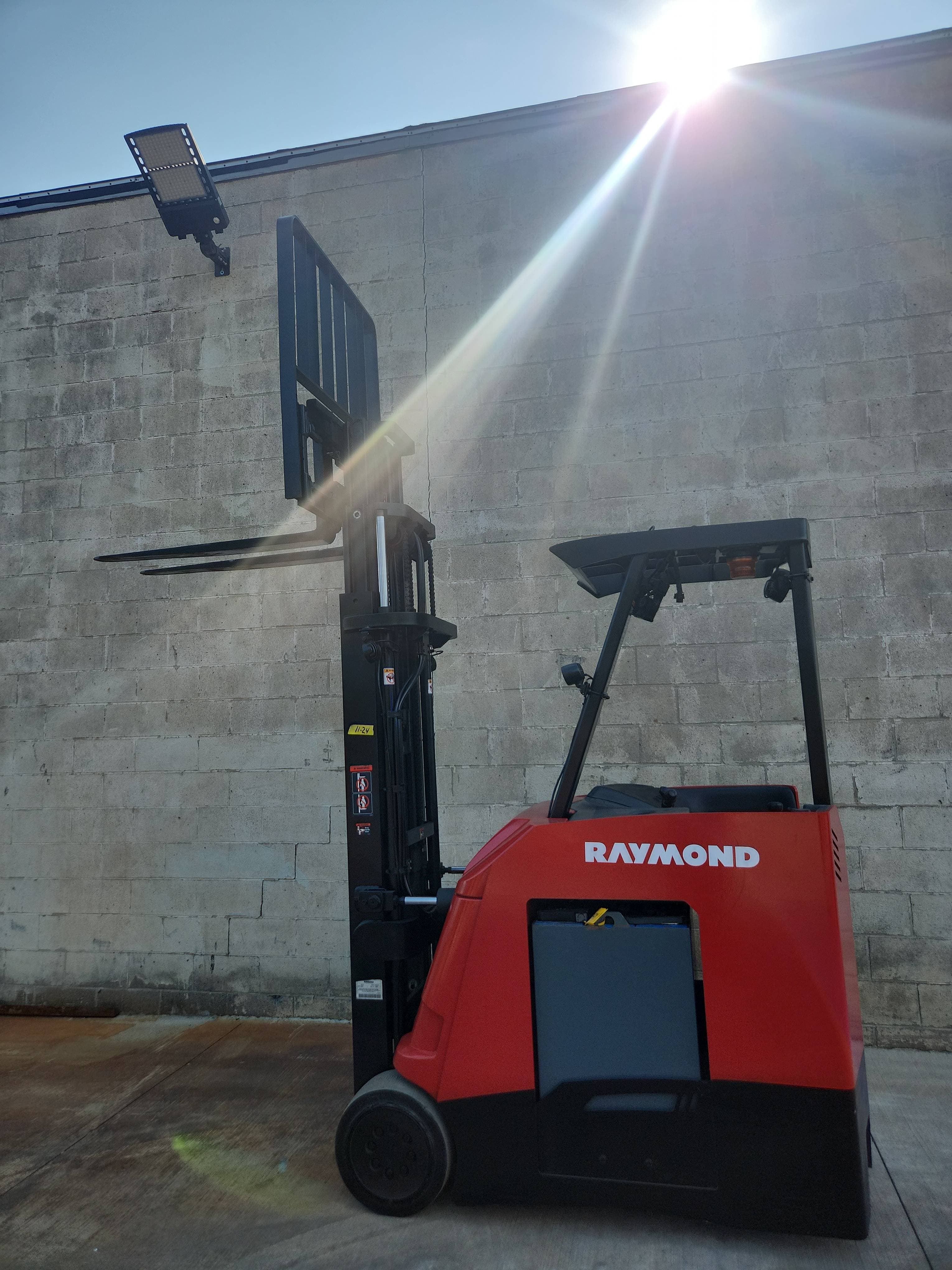Raymond Model: 425-C40TT 4,000LB Capacity. Stand Up Counterbalance Electric Forklift. Hours: 9,785