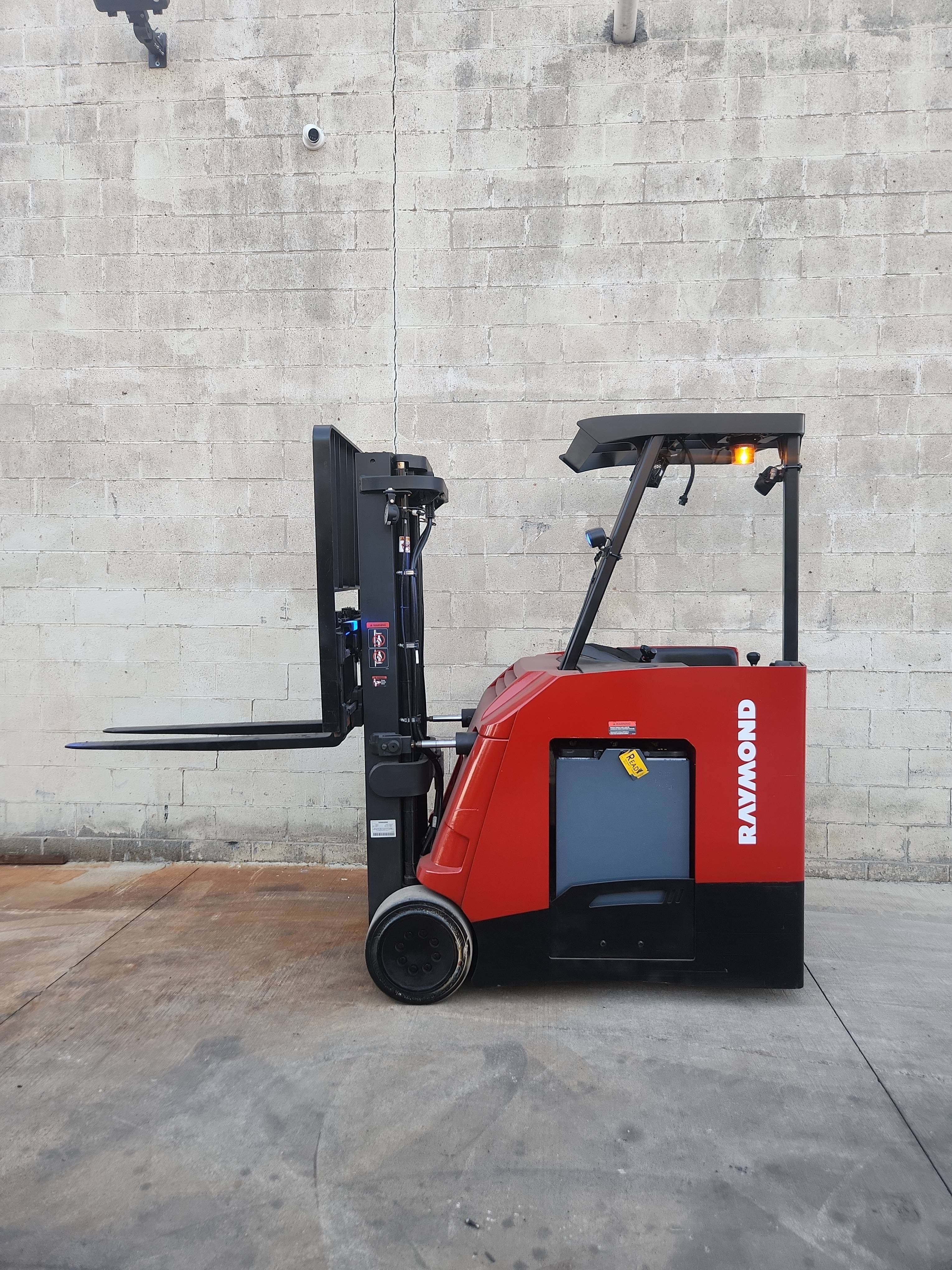 2021 Raymond Model: 425-C40TT 4,000lb Stand Up Counterbalance Electric Forklift.