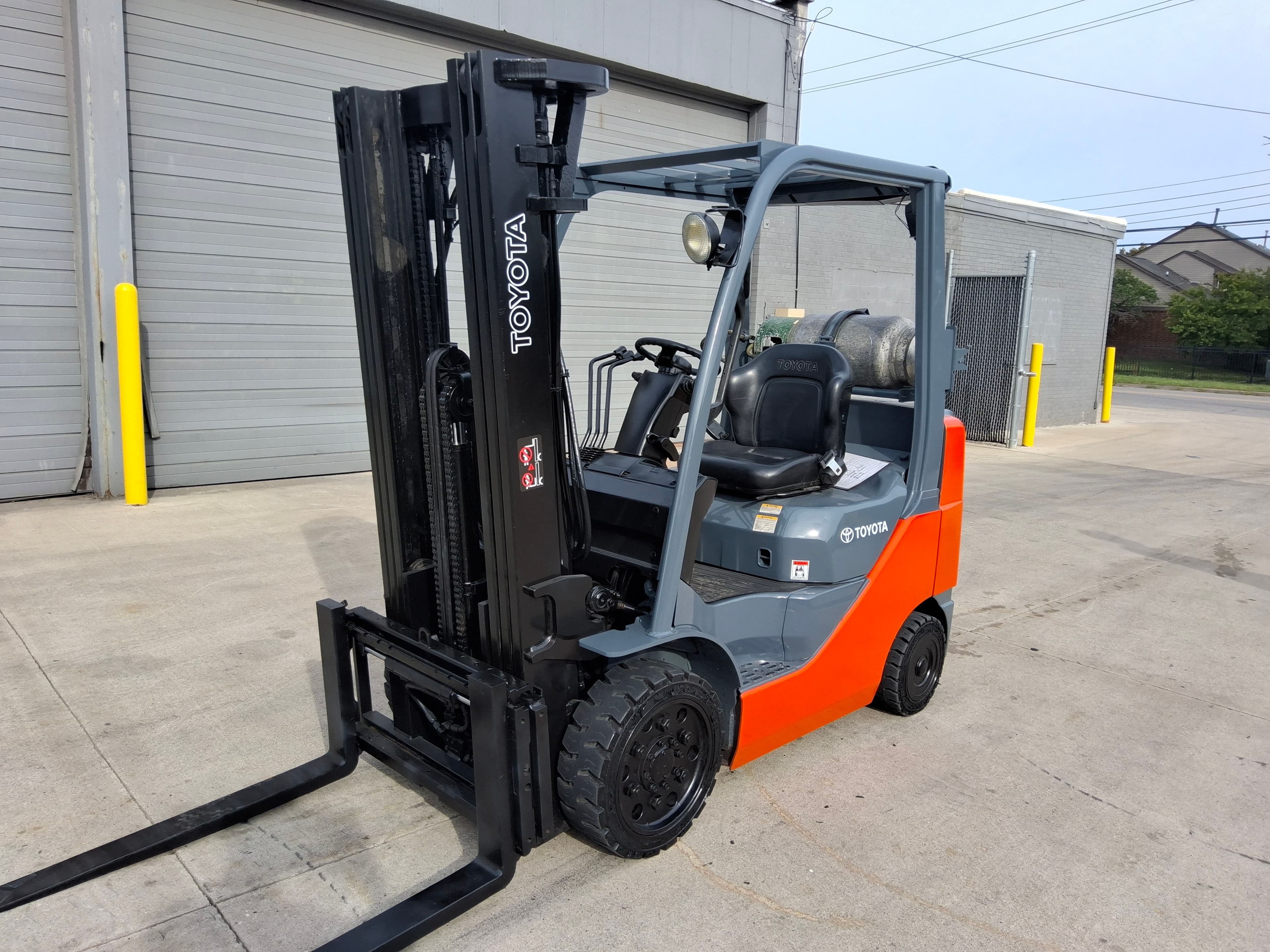 Toyota Model: 8FGCU25 5,000lb Capacity LP Powered Forklift. Hours: 9,606