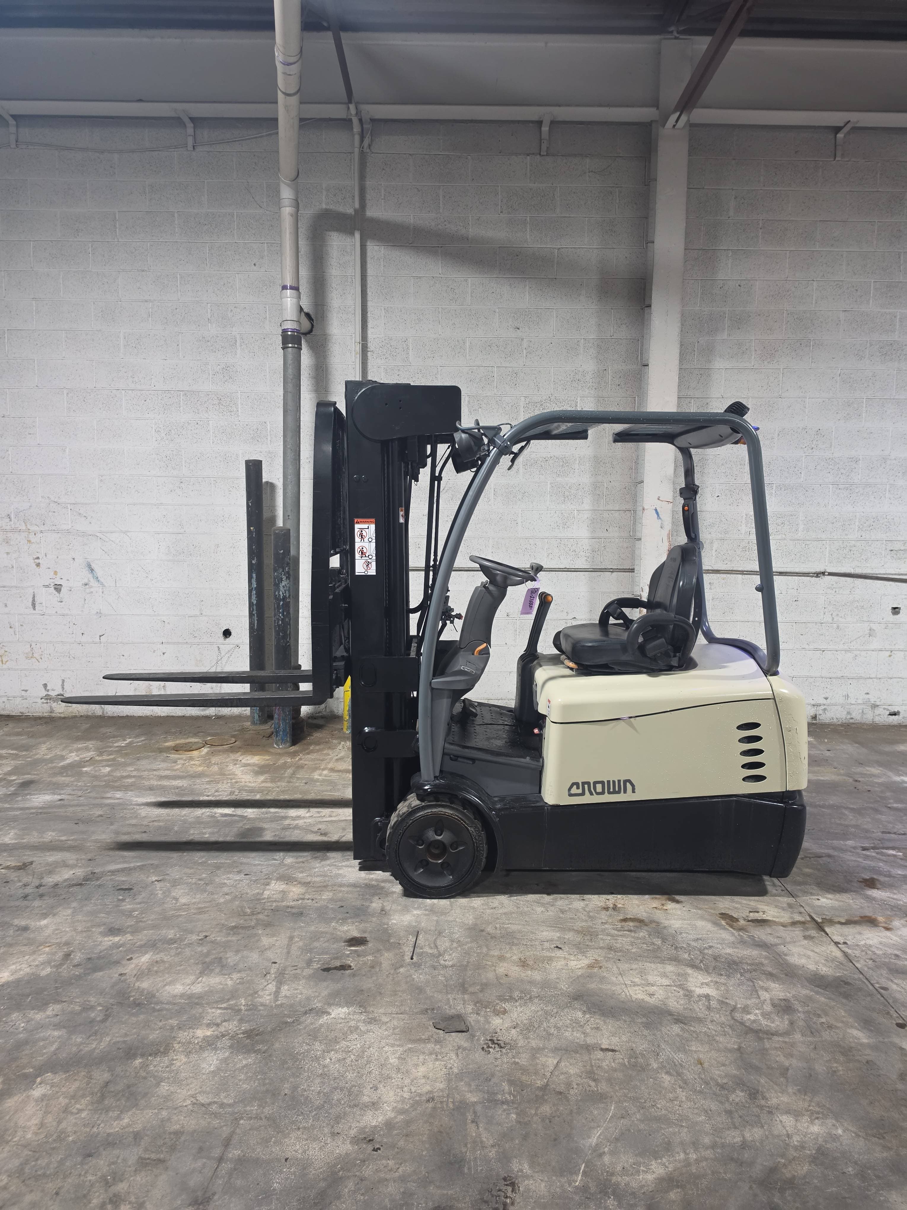 2017 Crown Model: SC5245-40 4,000lb Capacity Electric Forklift. Hours 9,412