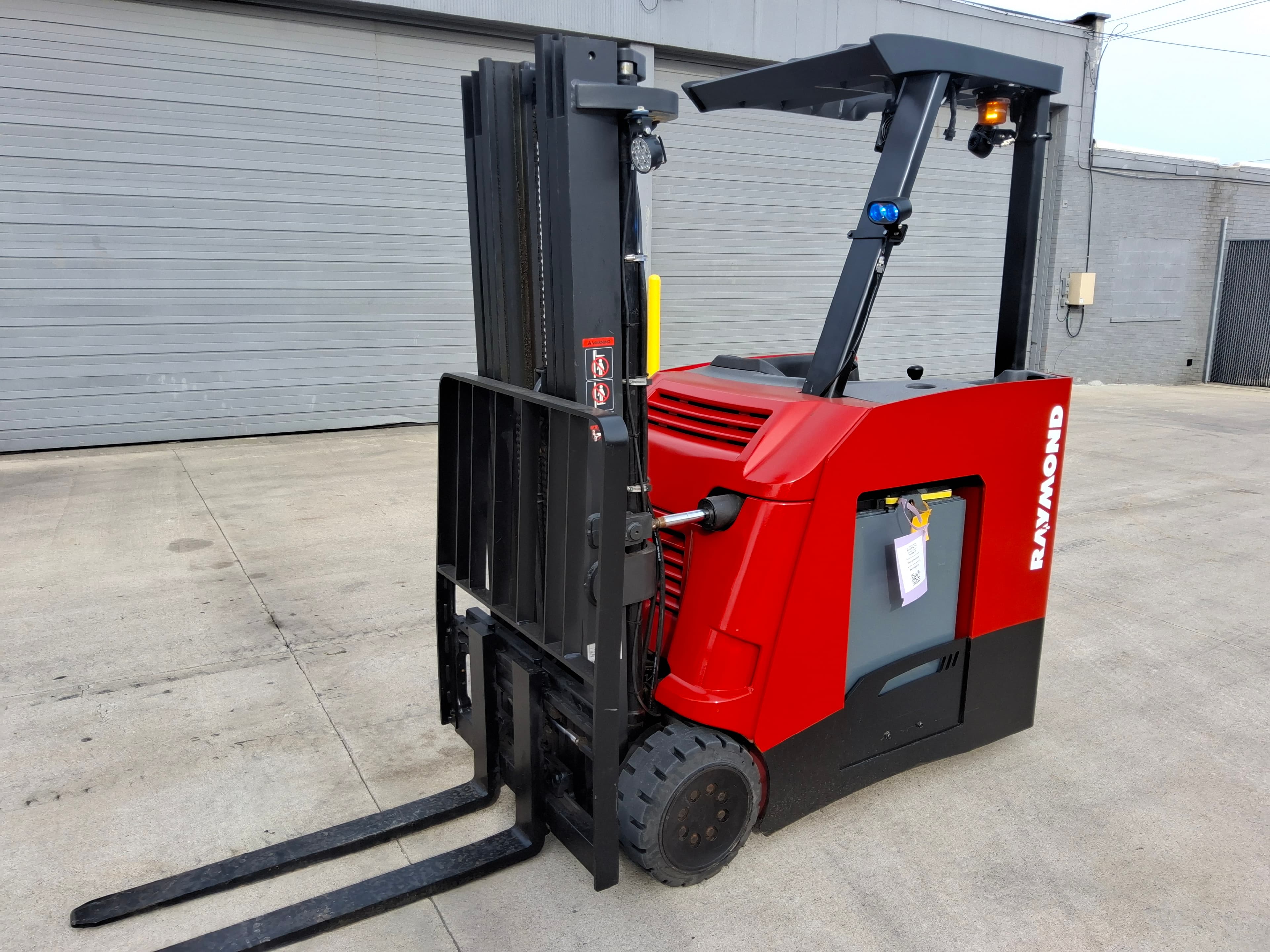2021 Raymond Model: 425-C40TT 4,000LB Stand Up Counterbalance Electric Forklift.