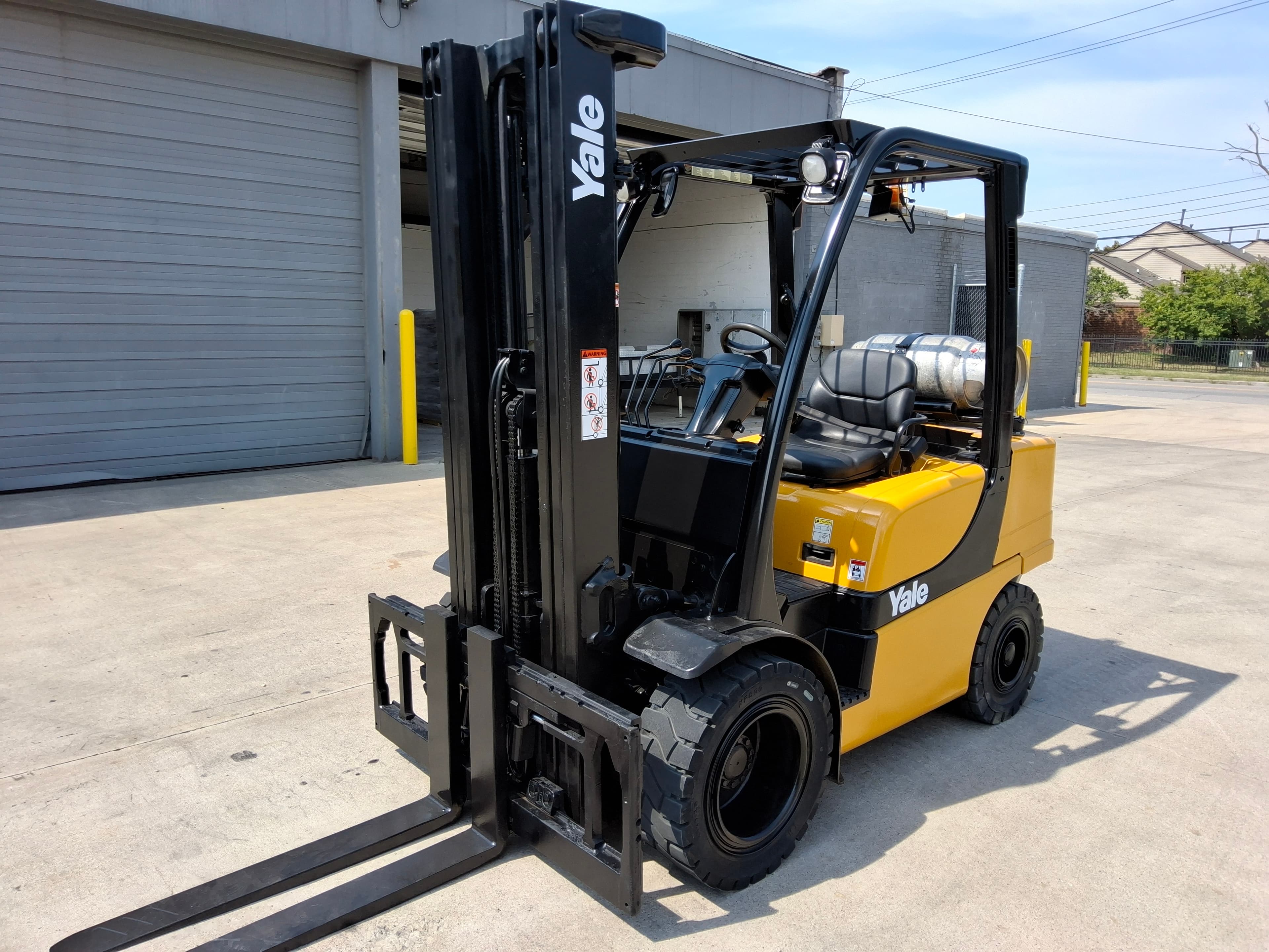 2013 Yale Model: GLP060VXND 6,000LB Pneumatic Tire LP Powered Forklift. Hours: 8,064