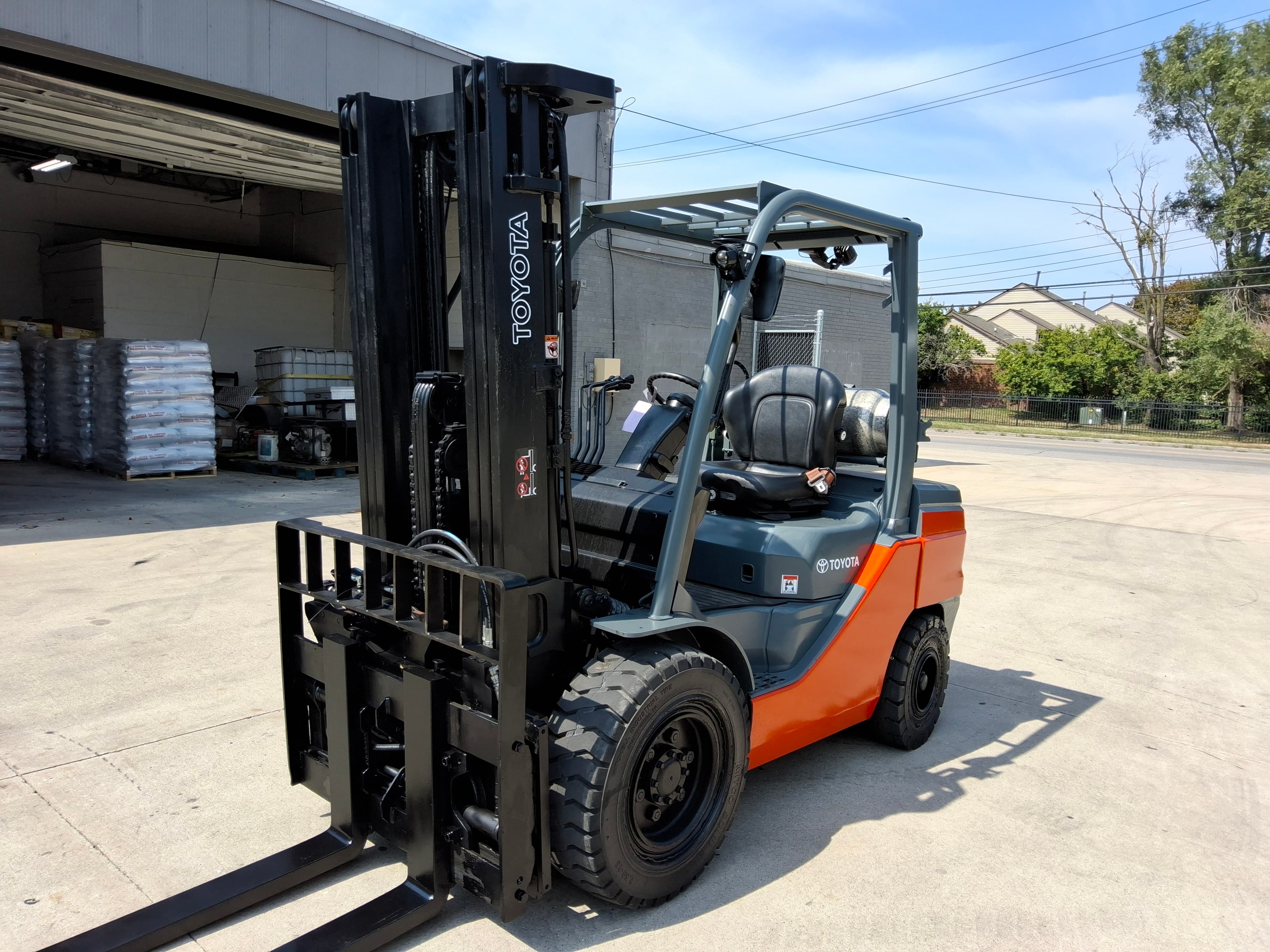 2020 Toyota Model: 8FGCU32 6,500lb Capacity Pneumatic Tire LP Powered Forklift. Hours: 8,858