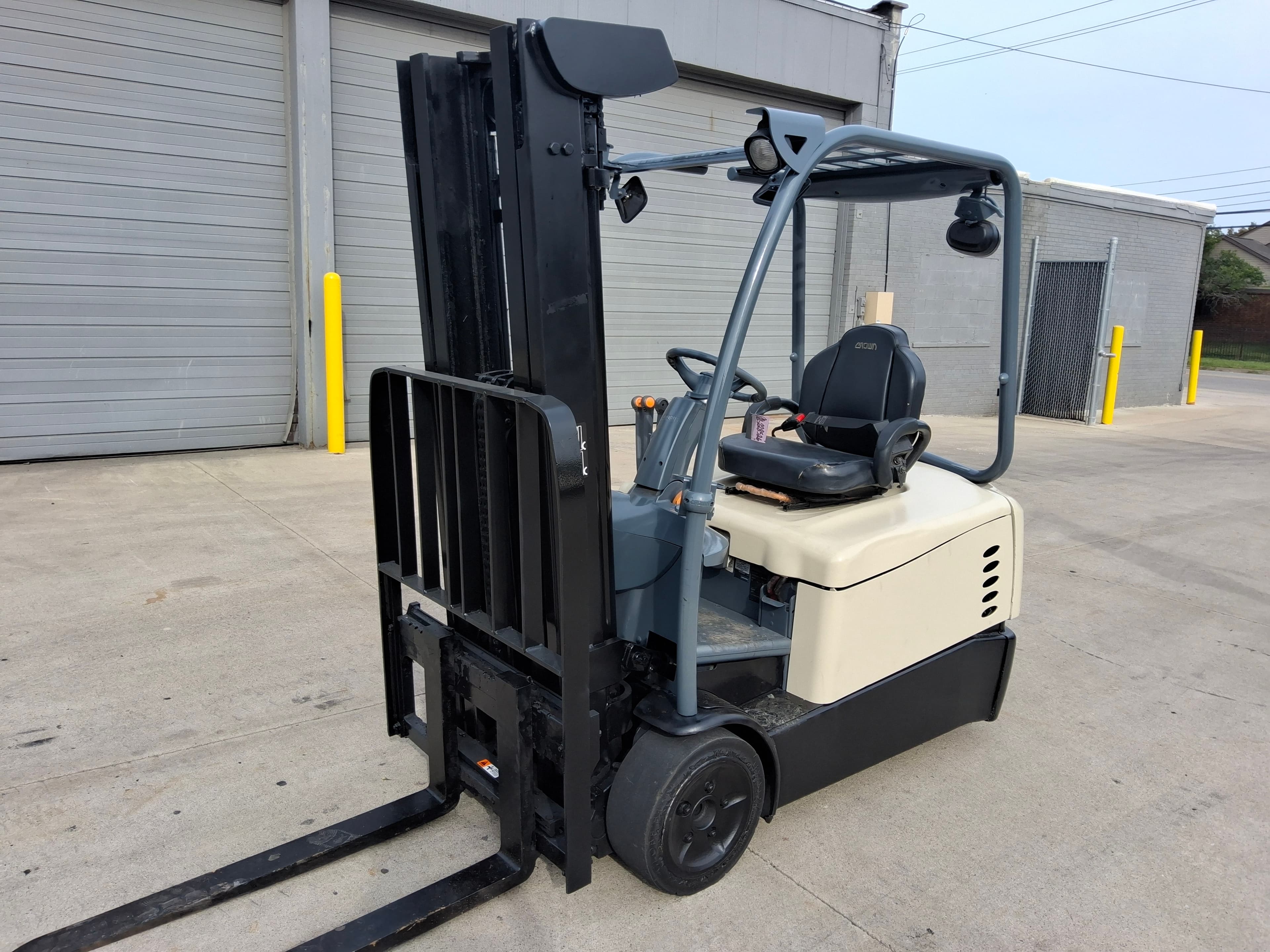 2021 Crown Model: SC5245-40 4,000lb Capacity Electric Forklift with Battery. Hours: 3,184