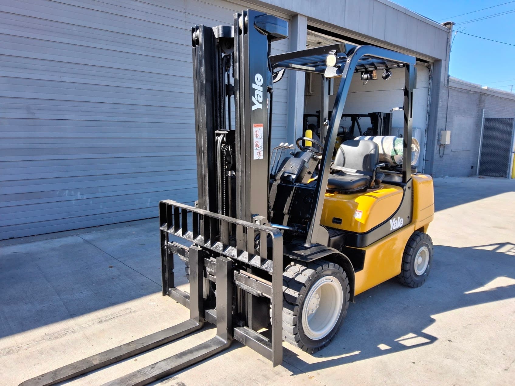 Yale GLP050MXNEAE093 5,000 lb LP Gas Forklift – Solid Pneumatic Tires Copy Title