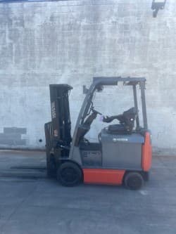Toyota 8FBCU25 5,000 lb Electric Forklift – Cushion Tires