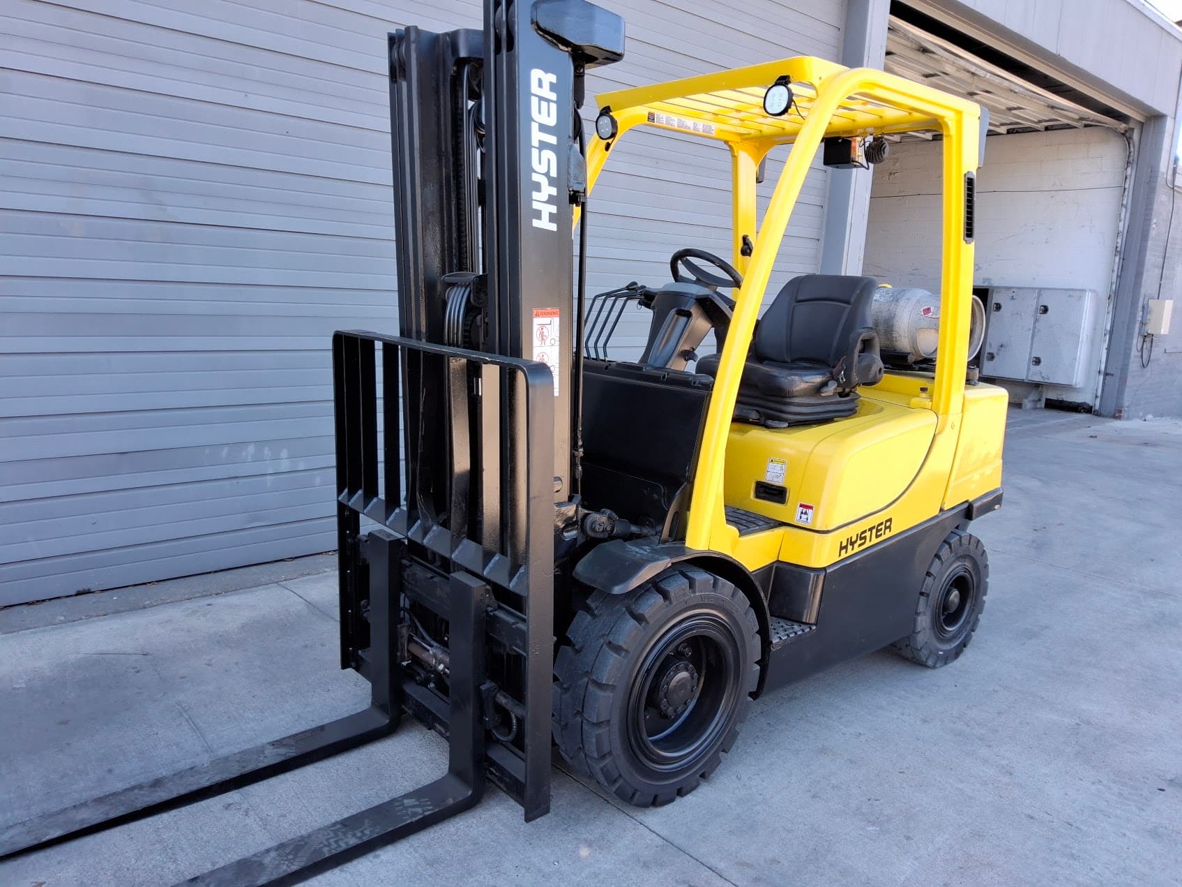 2017 Hyster H60FT 6,000 lb LP Gas Forklift – Solid Pneumatic Tires