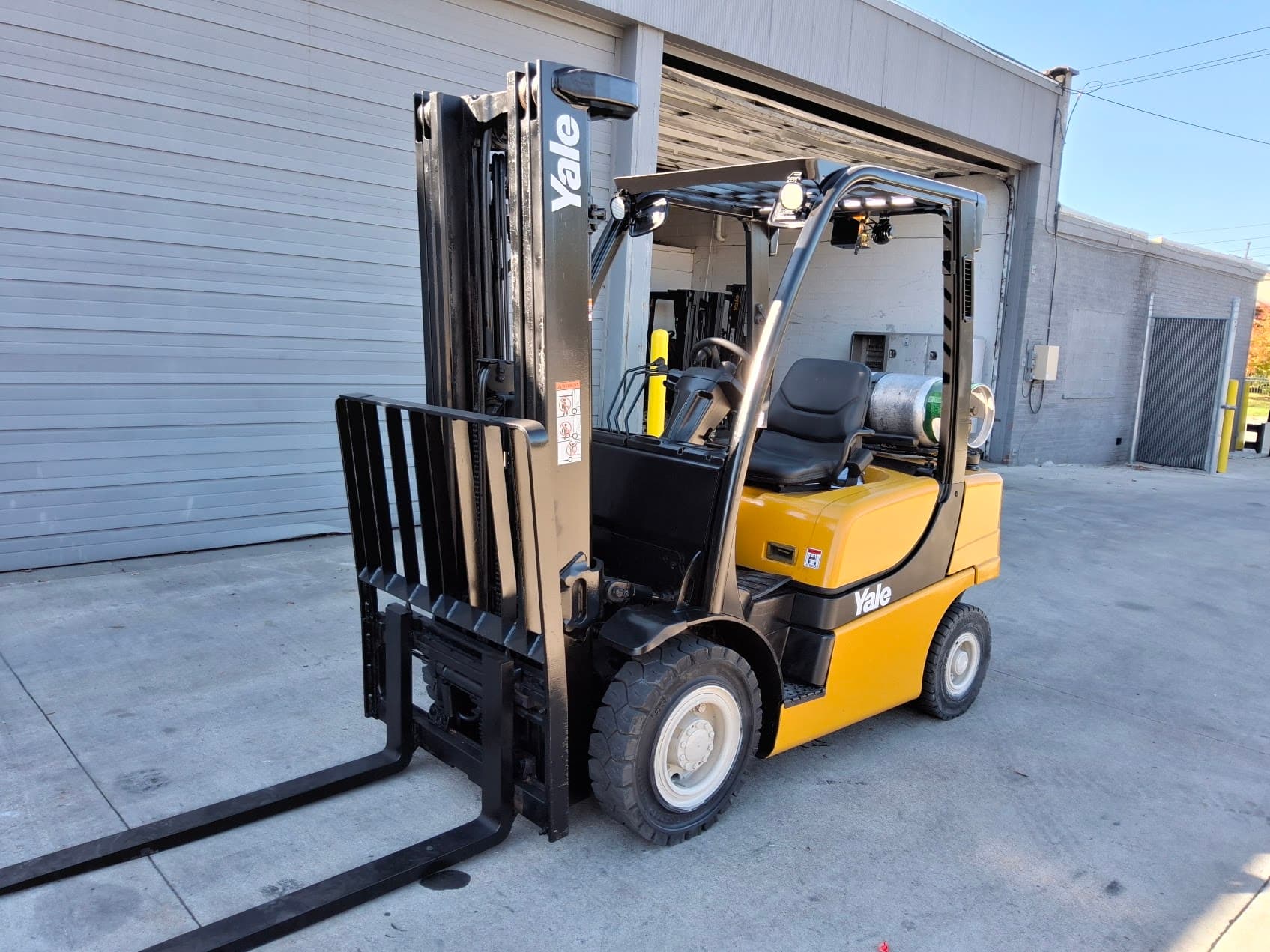 2011 Yale GLP050VXNVSE090 5,000 lb LP Gas Forklift – Solid Pneumatic Tires