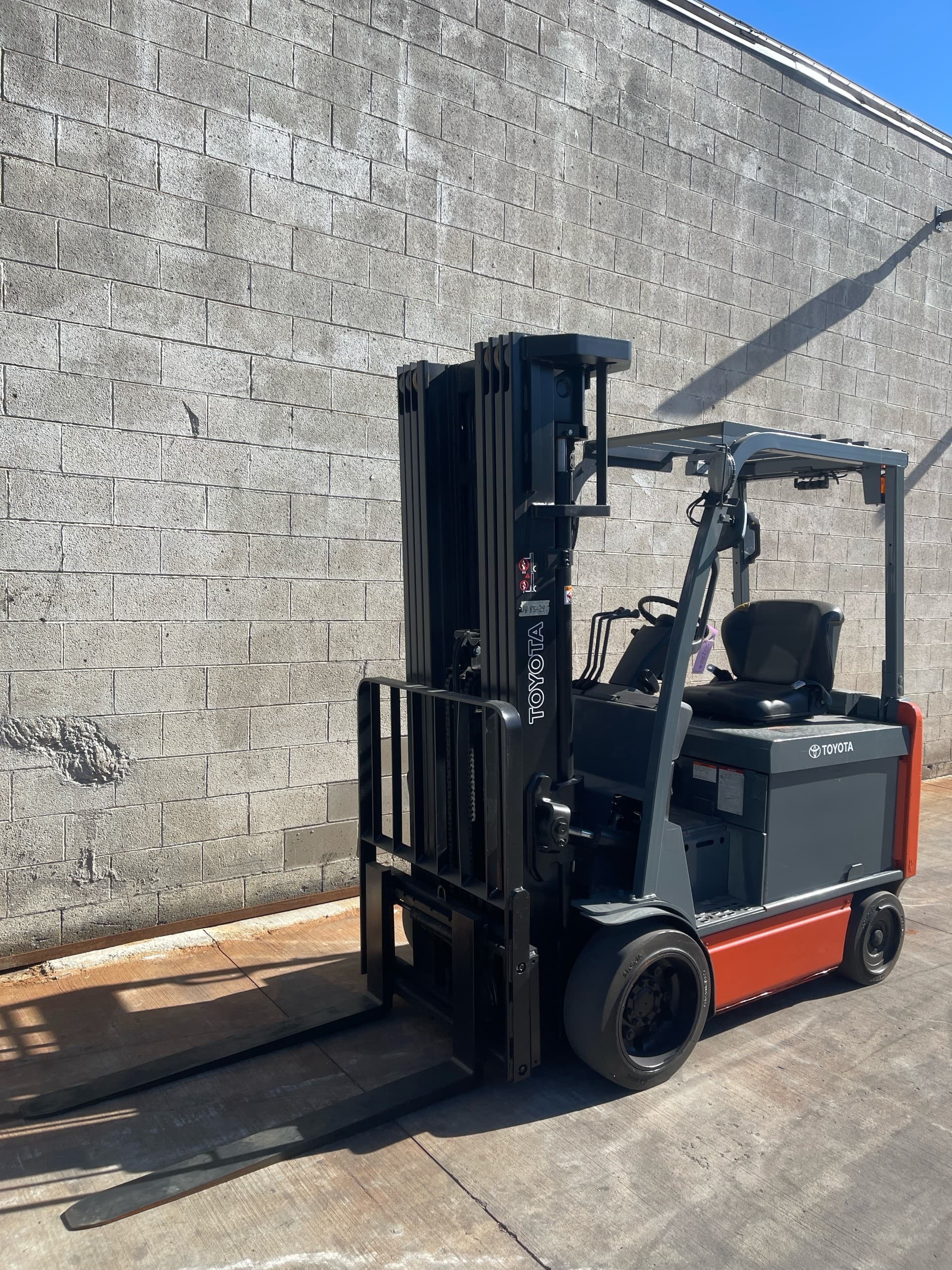 Toyota 8FBCU32 6,500 lb Electric Sit-Down Forklift – Cushion Tires