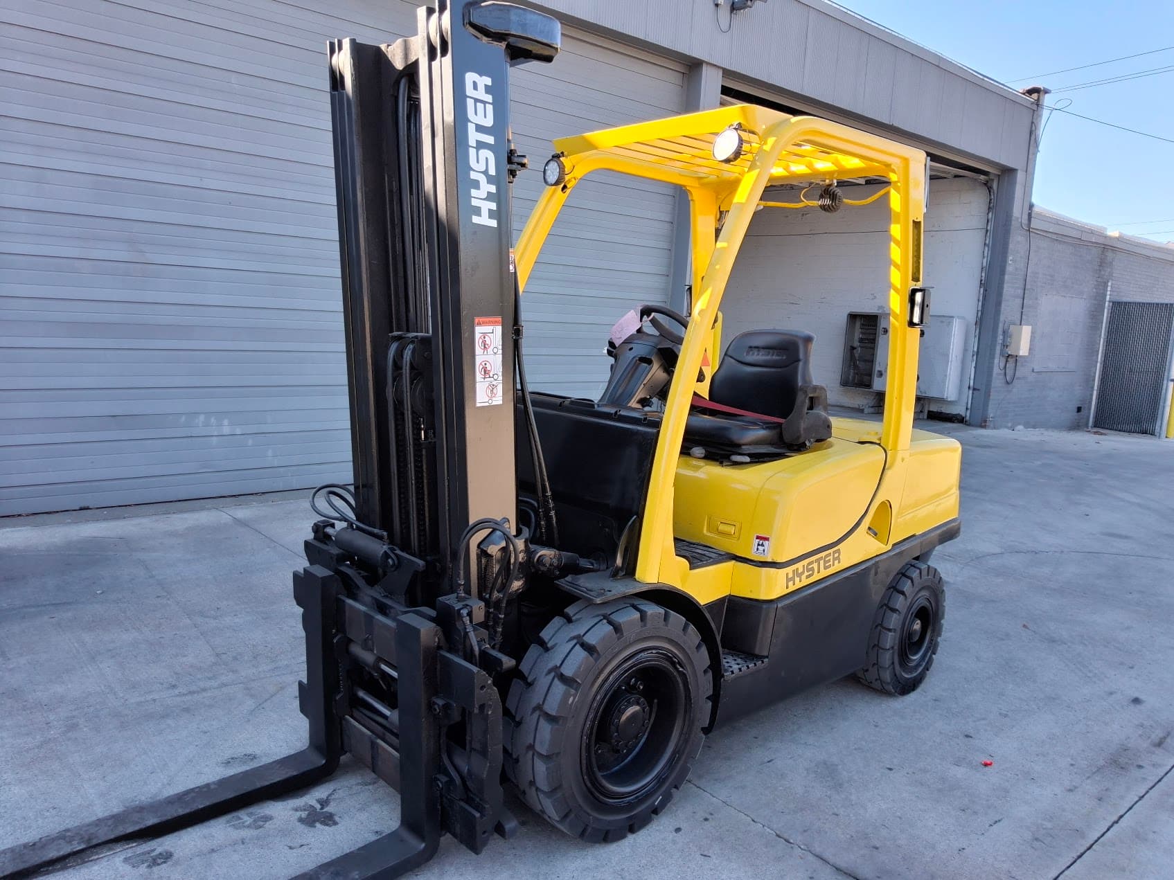 Hyster H70FT 7,000 lb Forklift – Solid Pneumatic Tires, 181.9" Lift