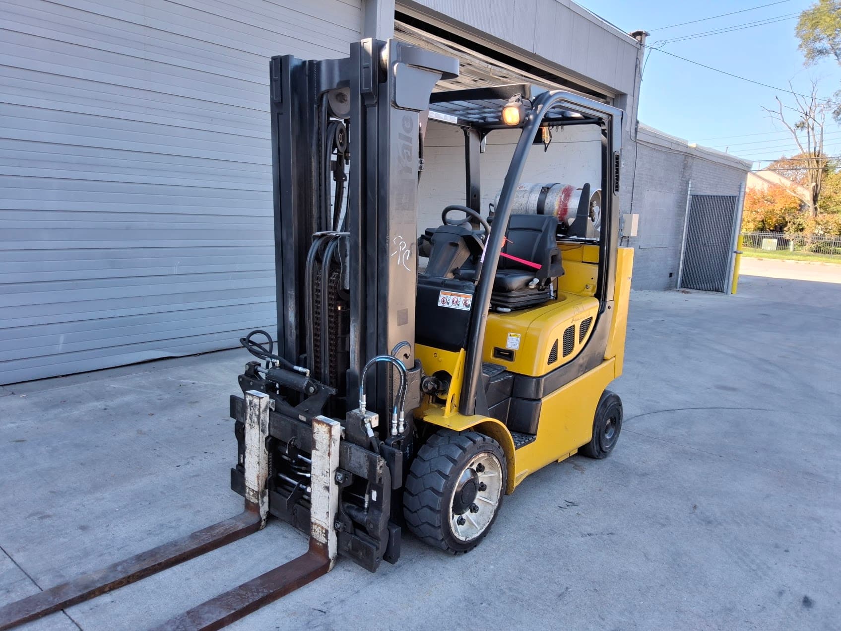 2010 Yale GLC080VXNGSE187 8,000 lb LP Gas Forklift – Cushion Tires